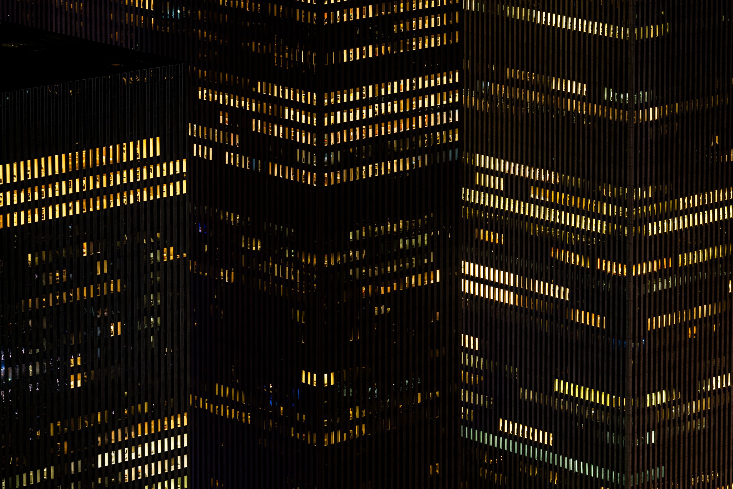 Façades de gratte-ciel illuminées