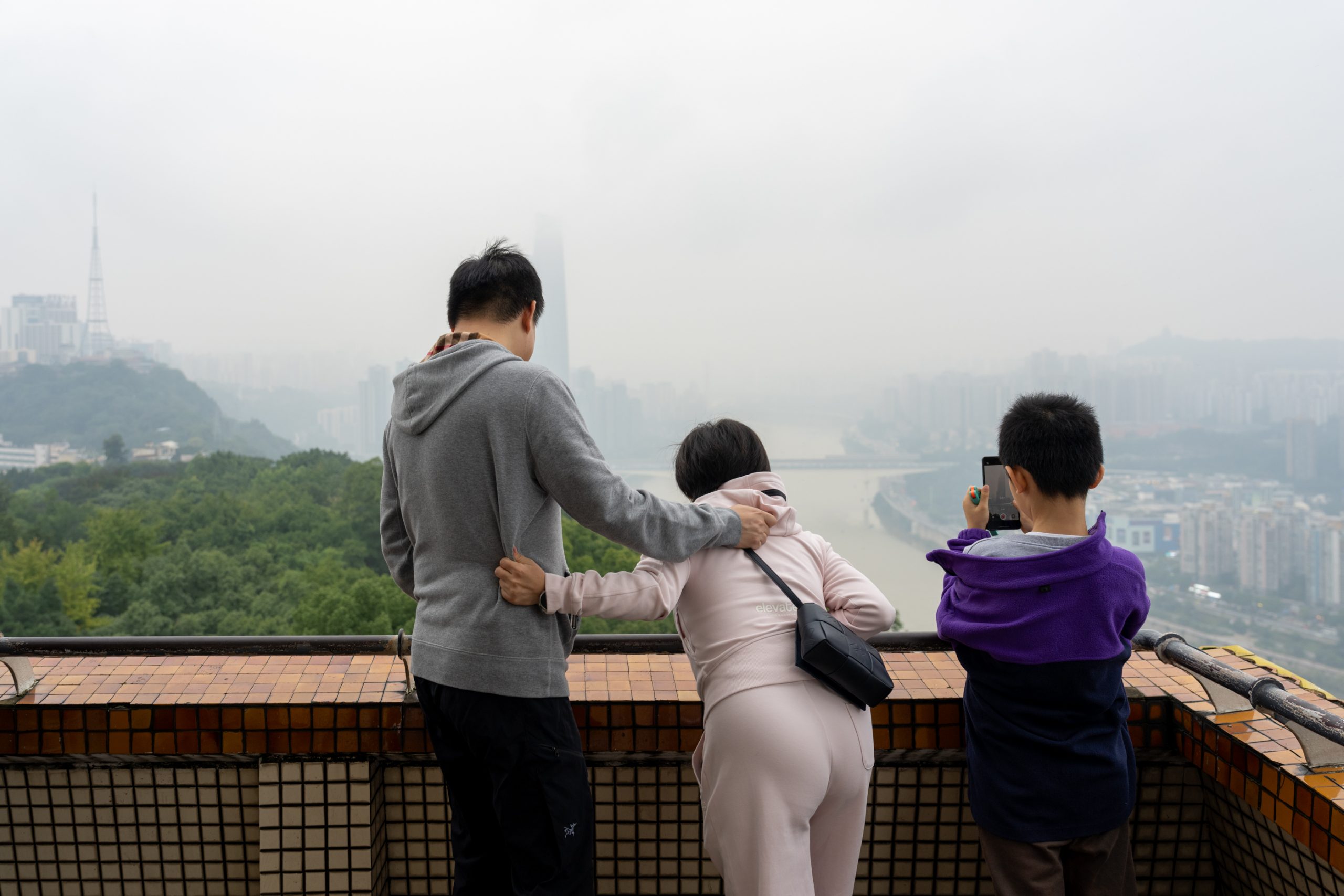 Famille sur belvédère du fleuve Yangtsé