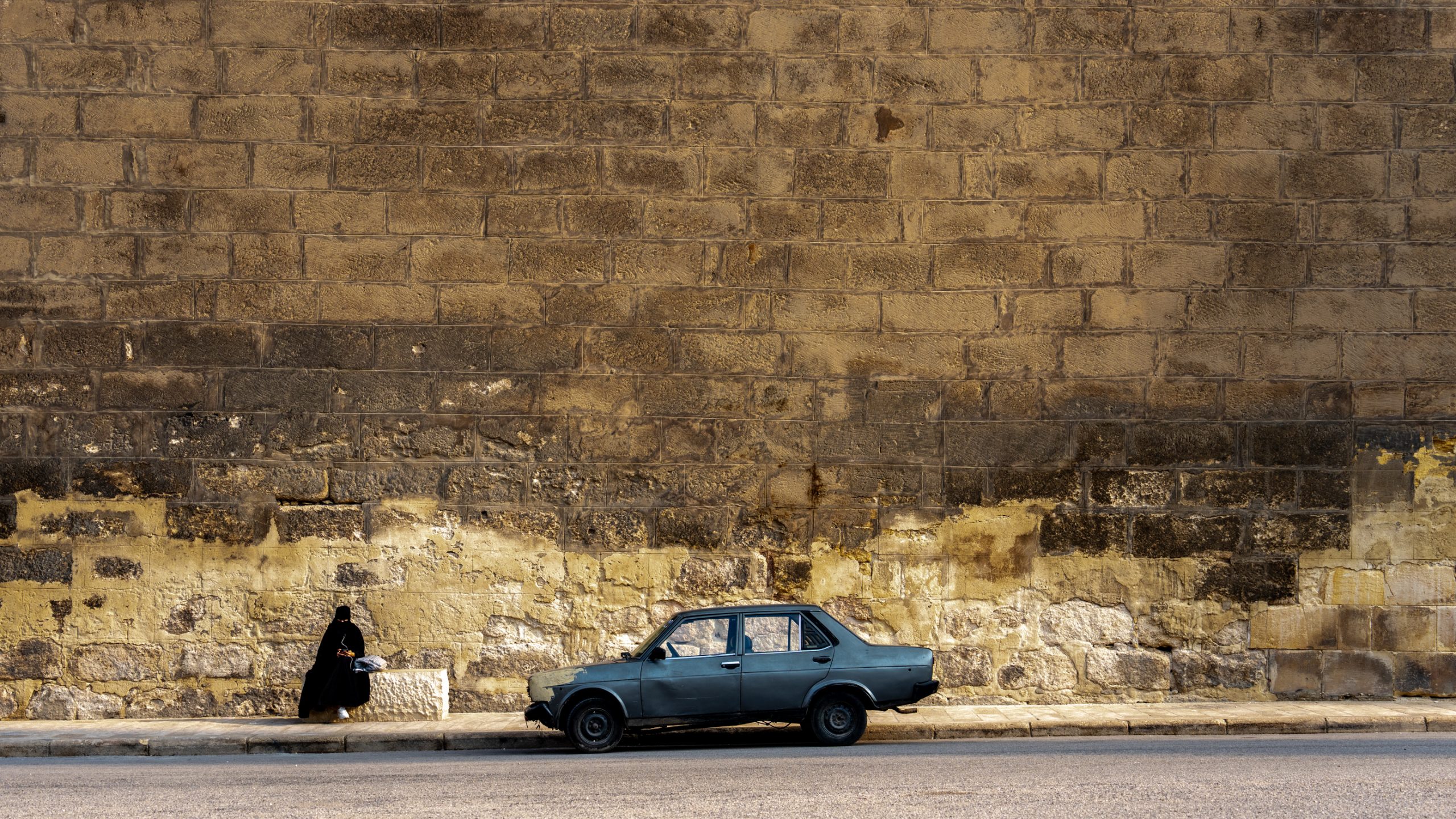 Femme voilée et Dacia 1310