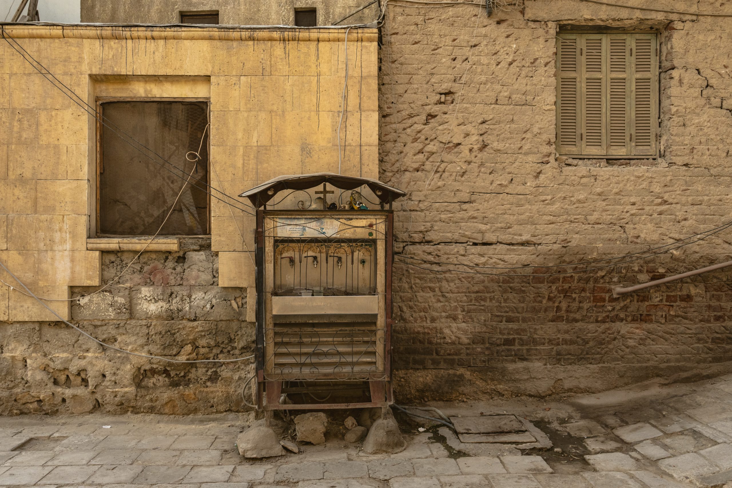 Fontaine à eau publique ancienne