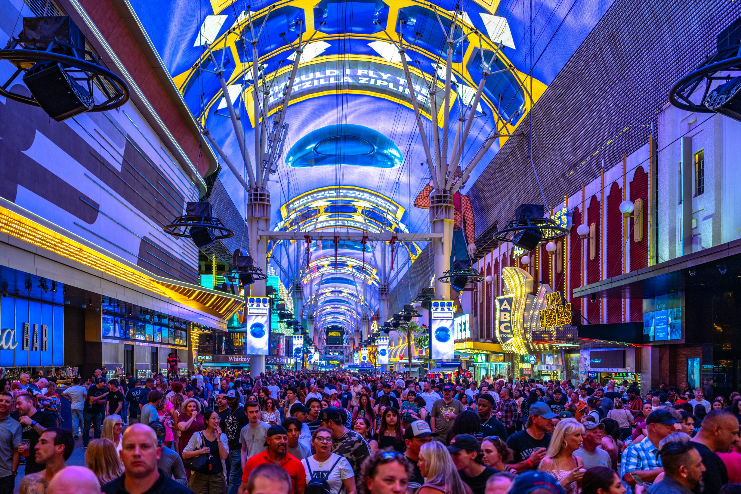 Foule nocturne à Fremont Street