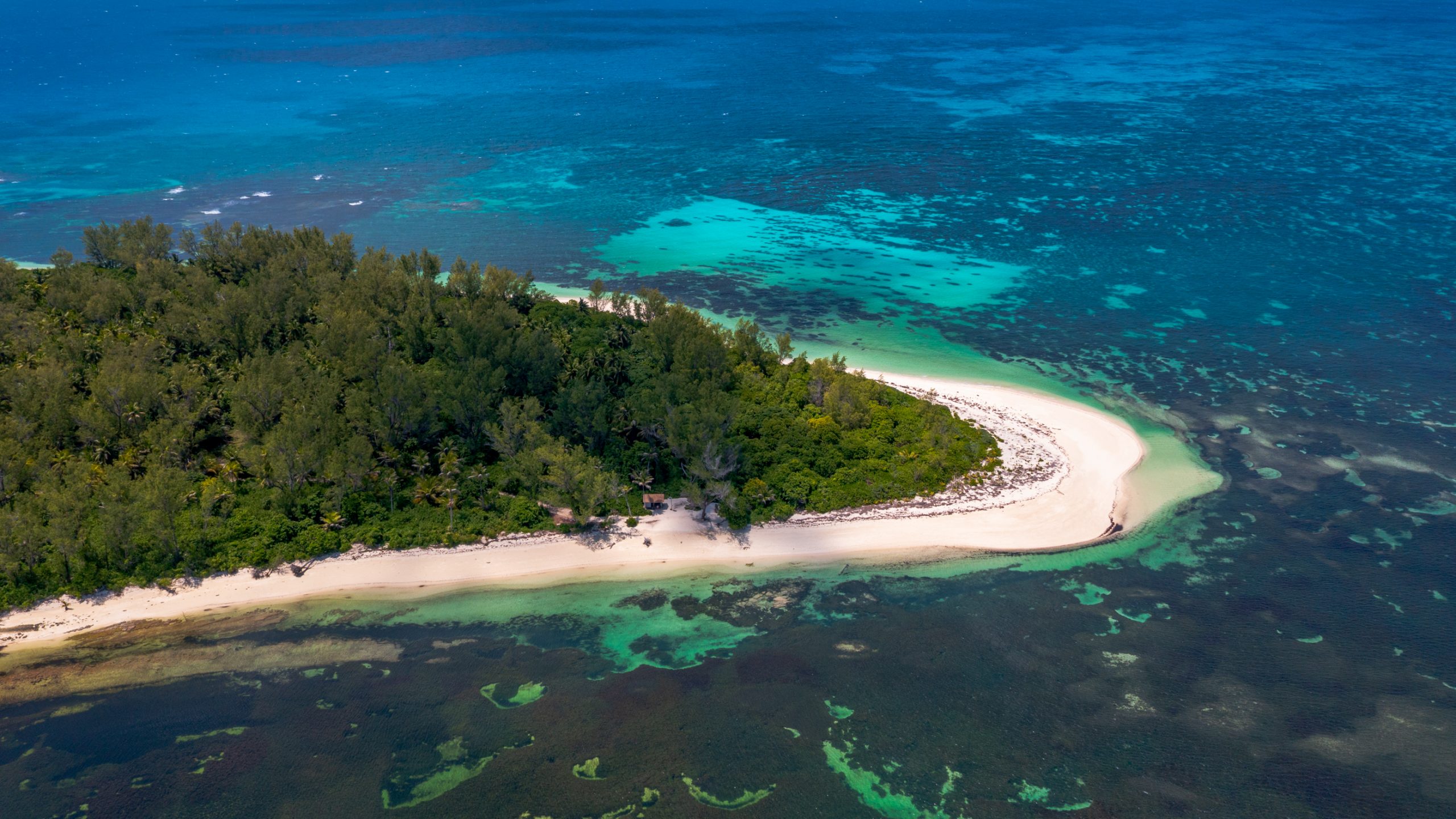Îlet corallien et lagon turquoise