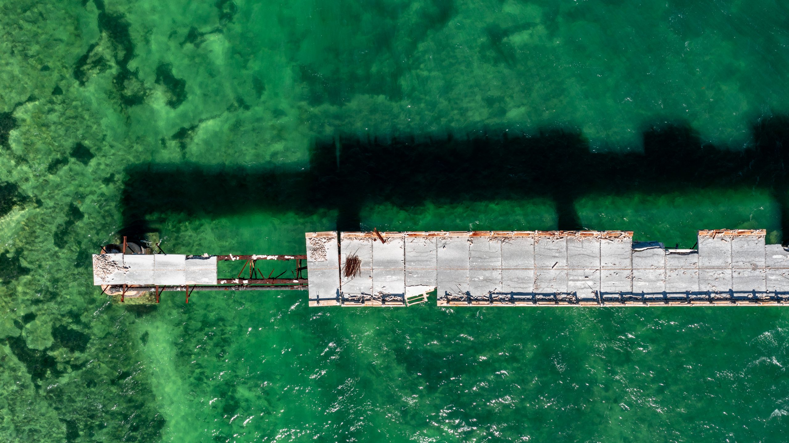 Jetée délabrée sur eau émeraude