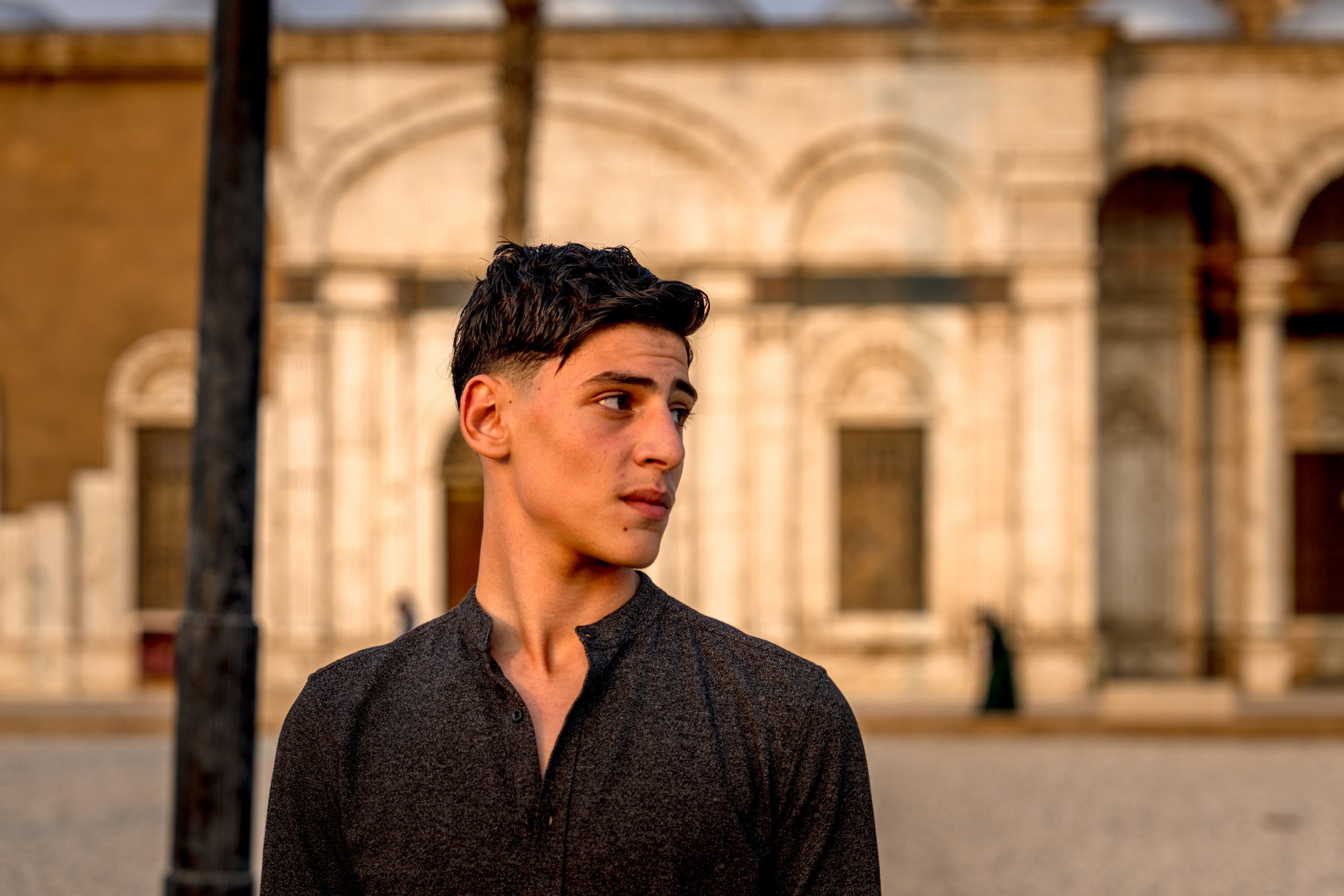 Jeune homme devant la Mosquée Omeyyade