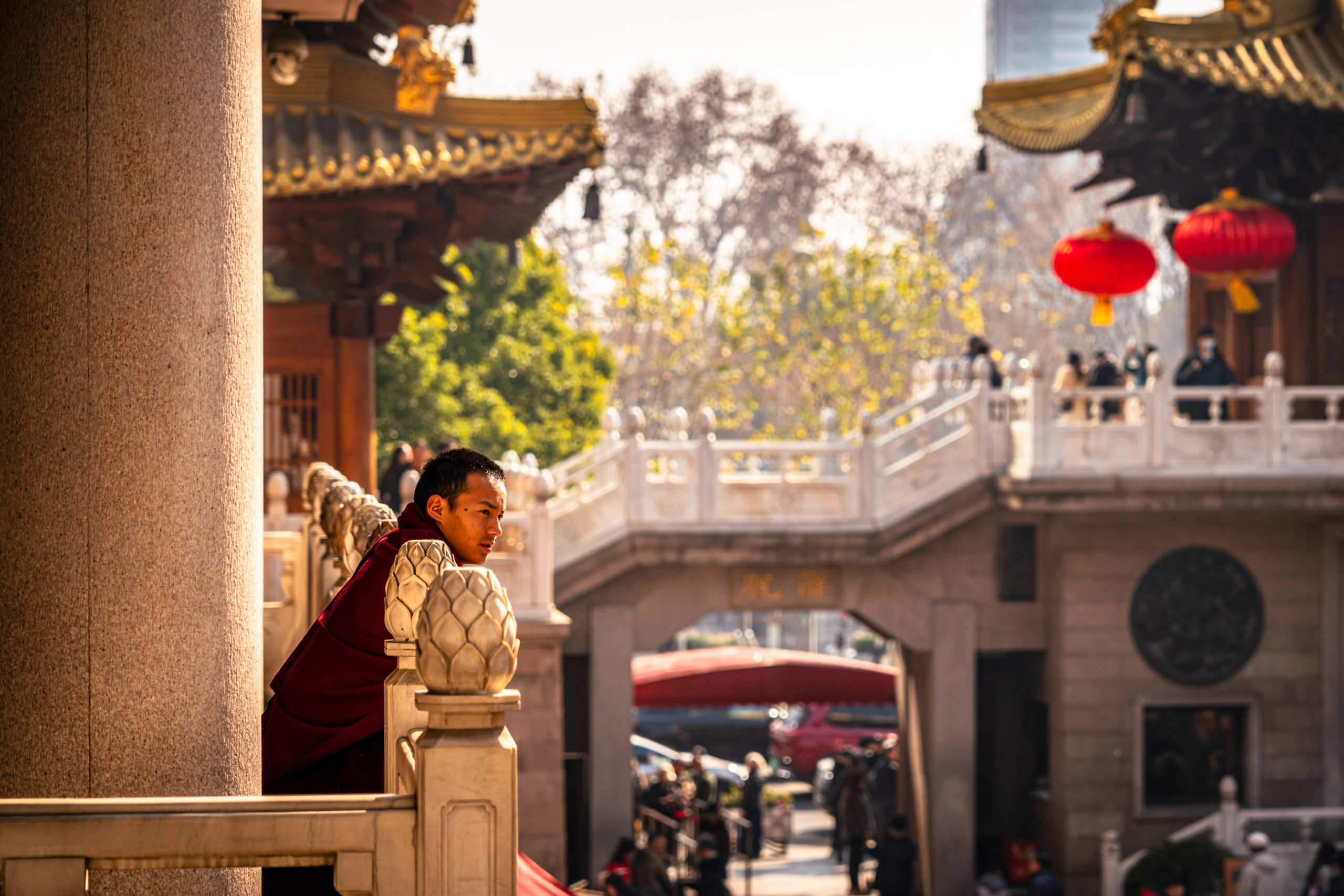 Moine bouddhiste sur balcon de temple