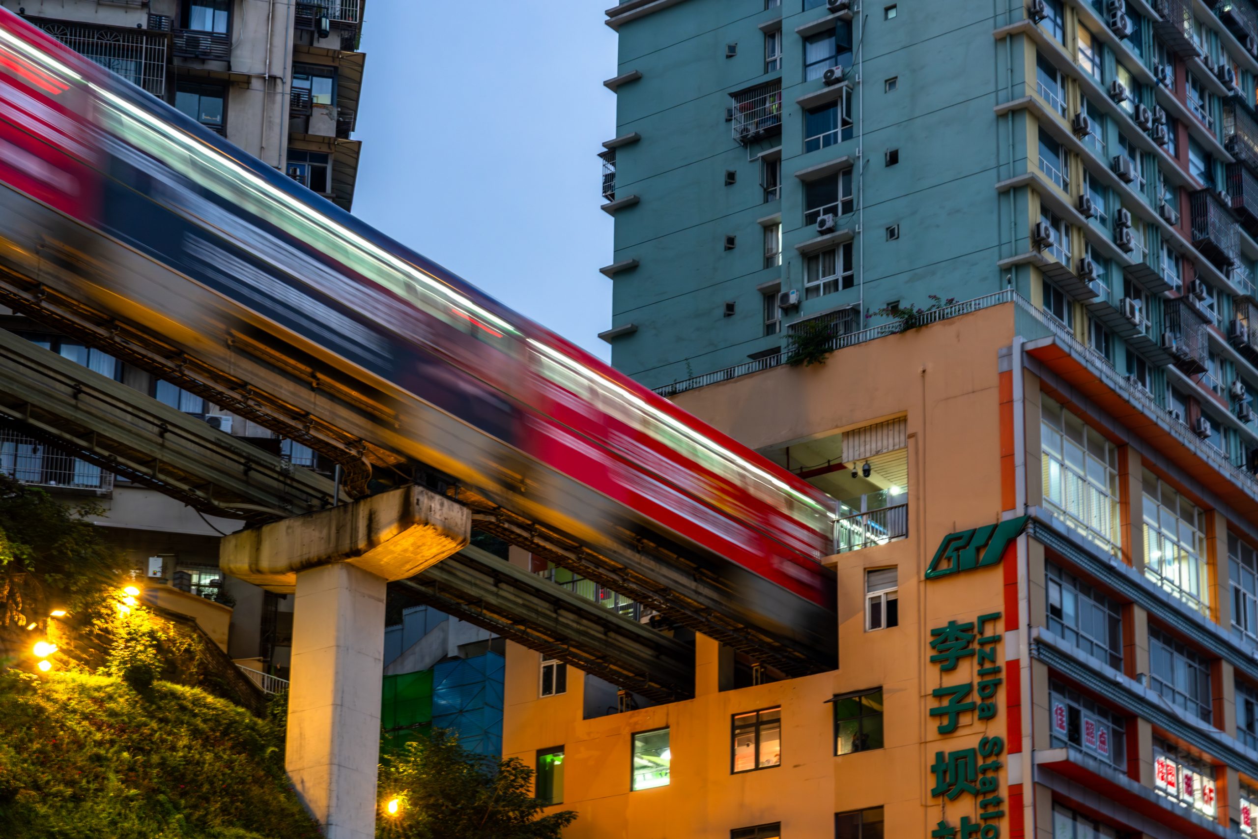 Monorail de Liziba traversant immeuble