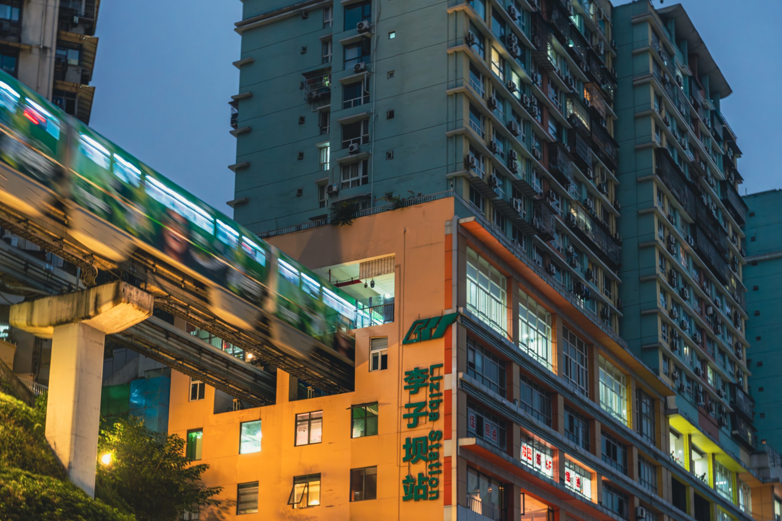 Monorail traversant la station Liziba