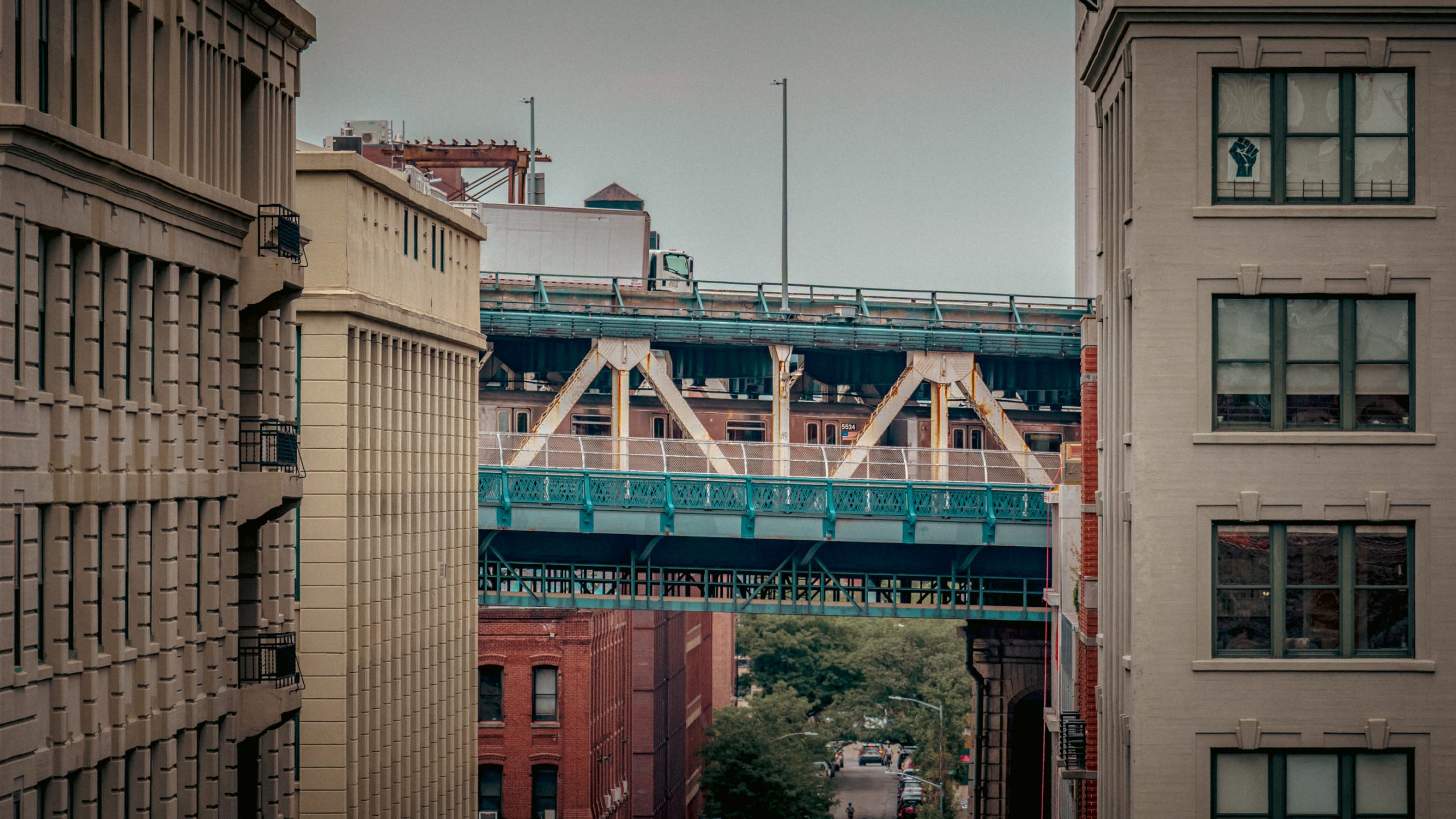 Pont de Manhattan entre immeubles