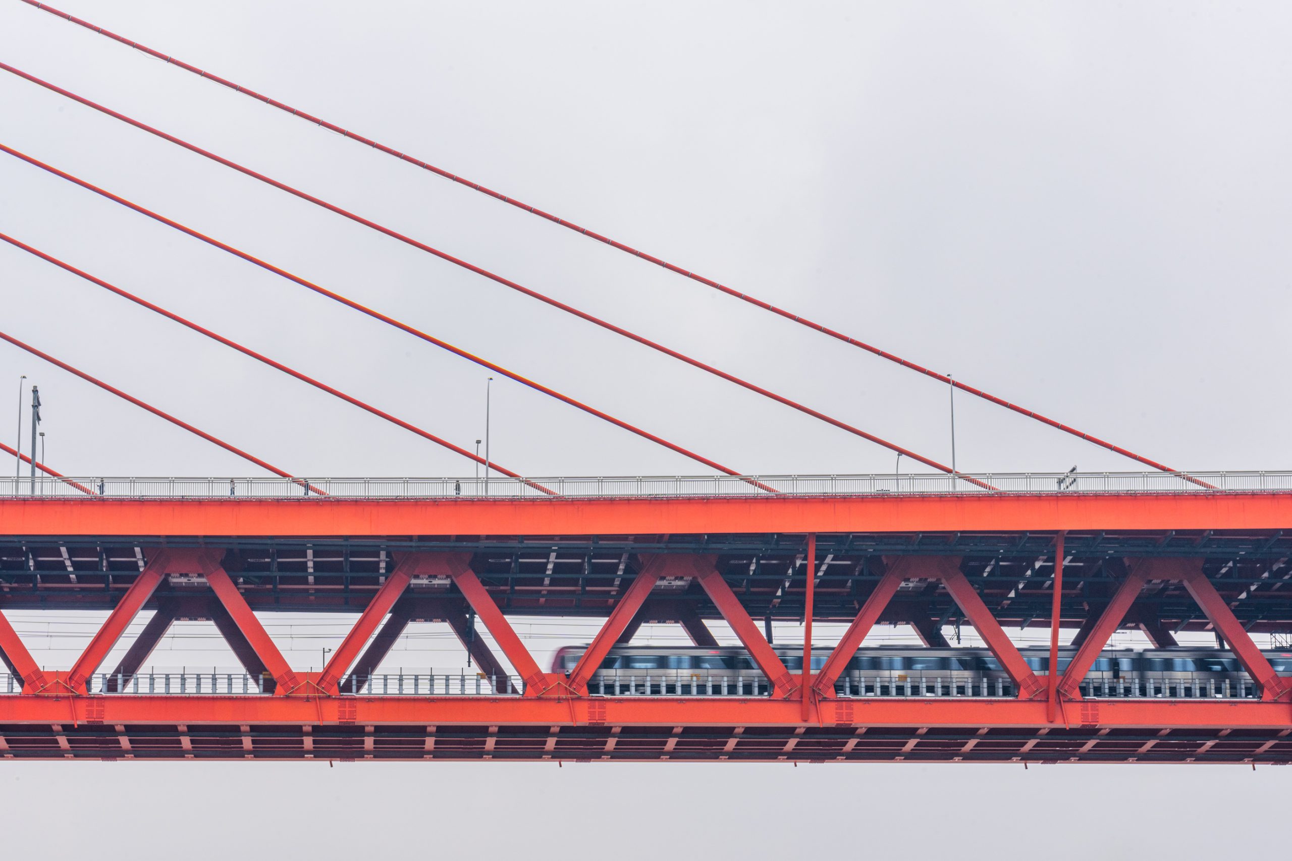 Pont ferroviaire rouge à haubans