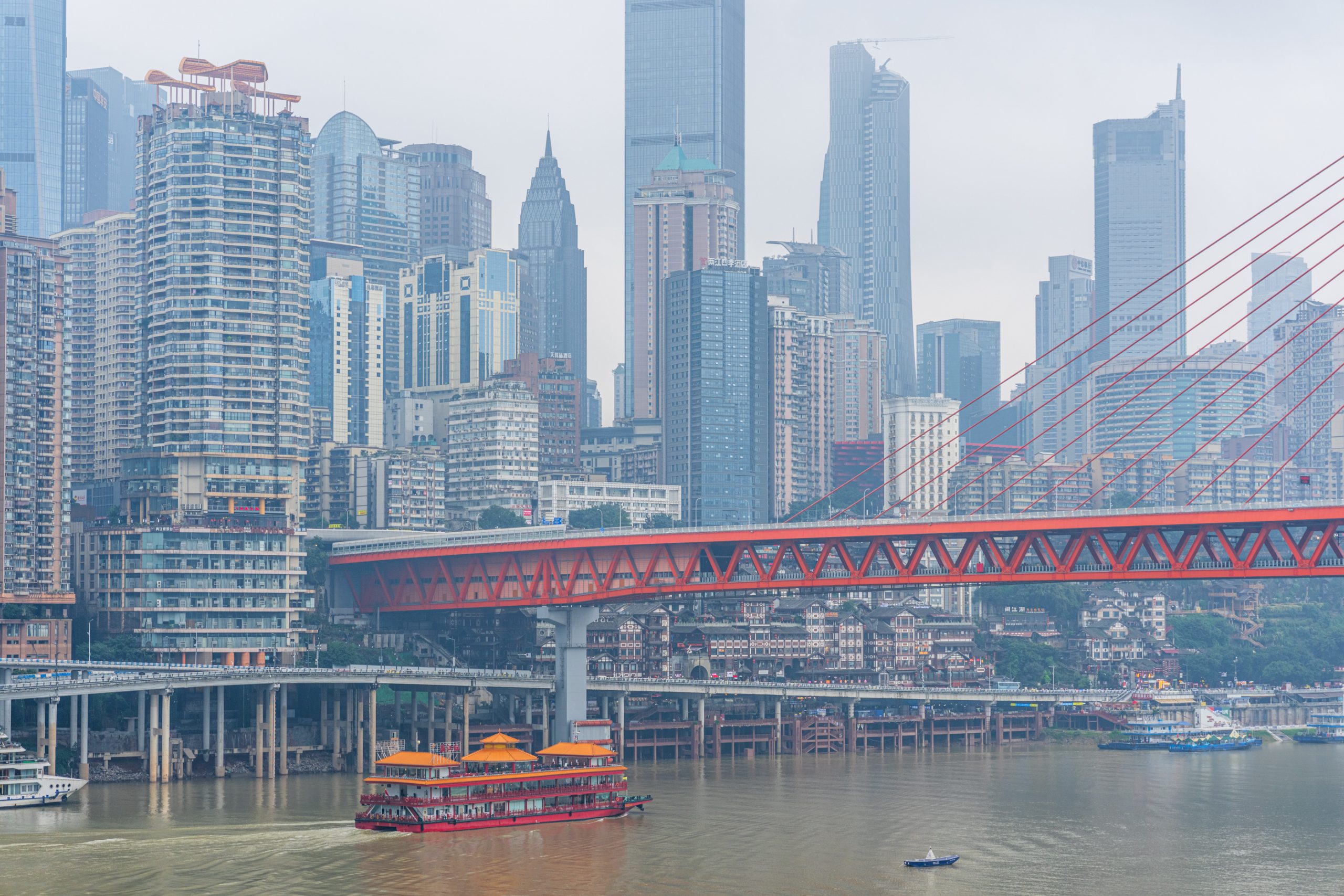 Pont rouge et gratte-ciel de Chongqing