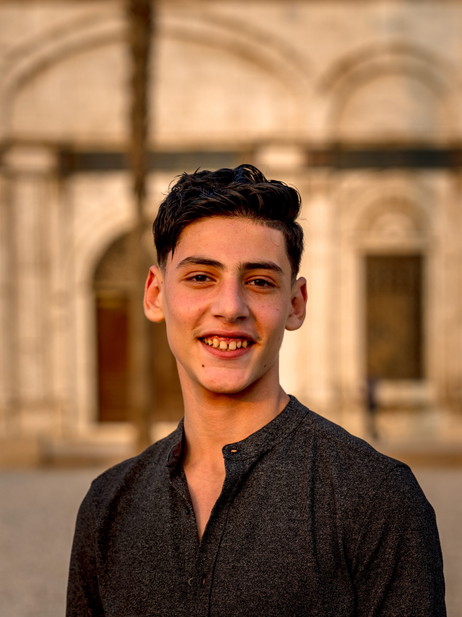 Portrait d’adolescent devant Cathédrale
