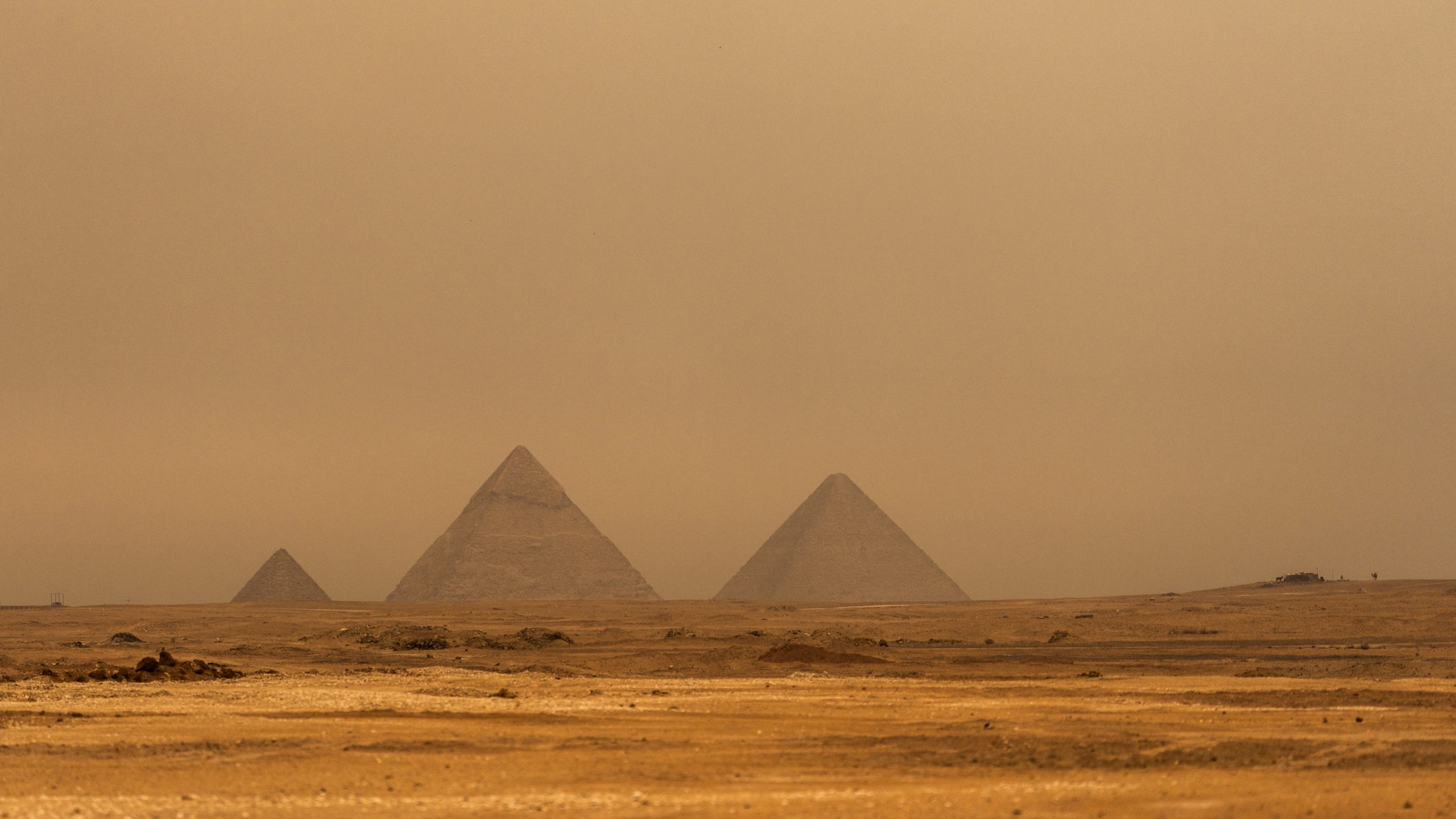 Pyramides de Gizeh voilées de sable