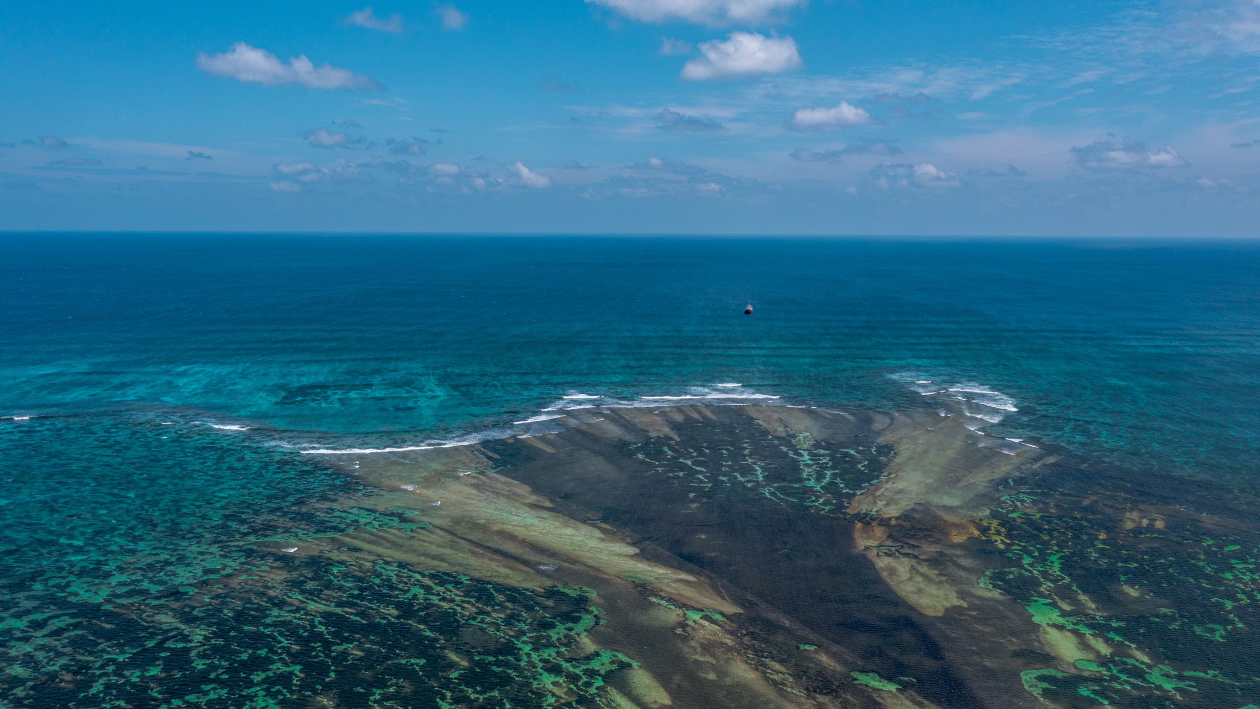 Récif corallien en eaux turquoises