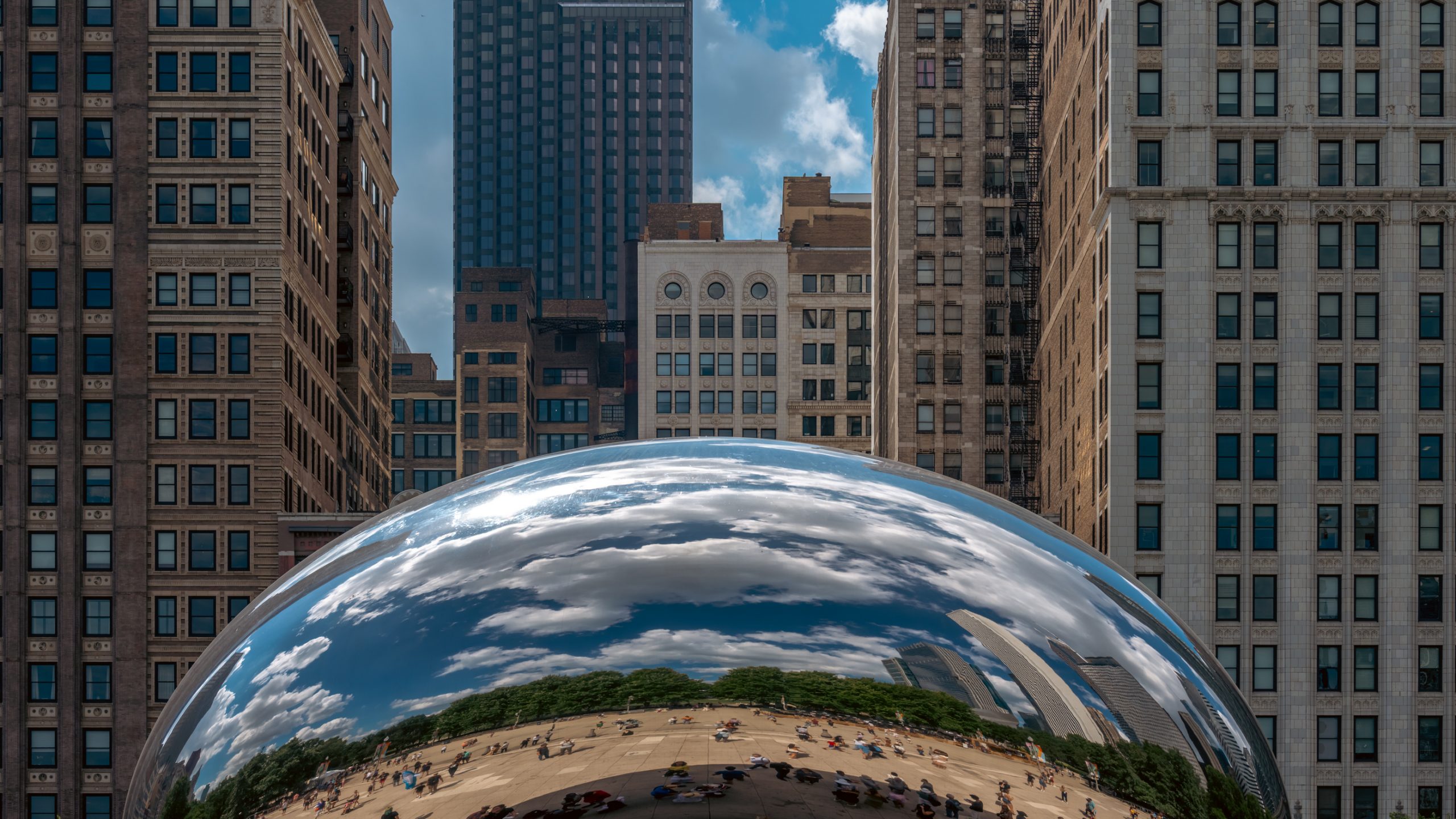 Reflets urbains sur Cloud Gate