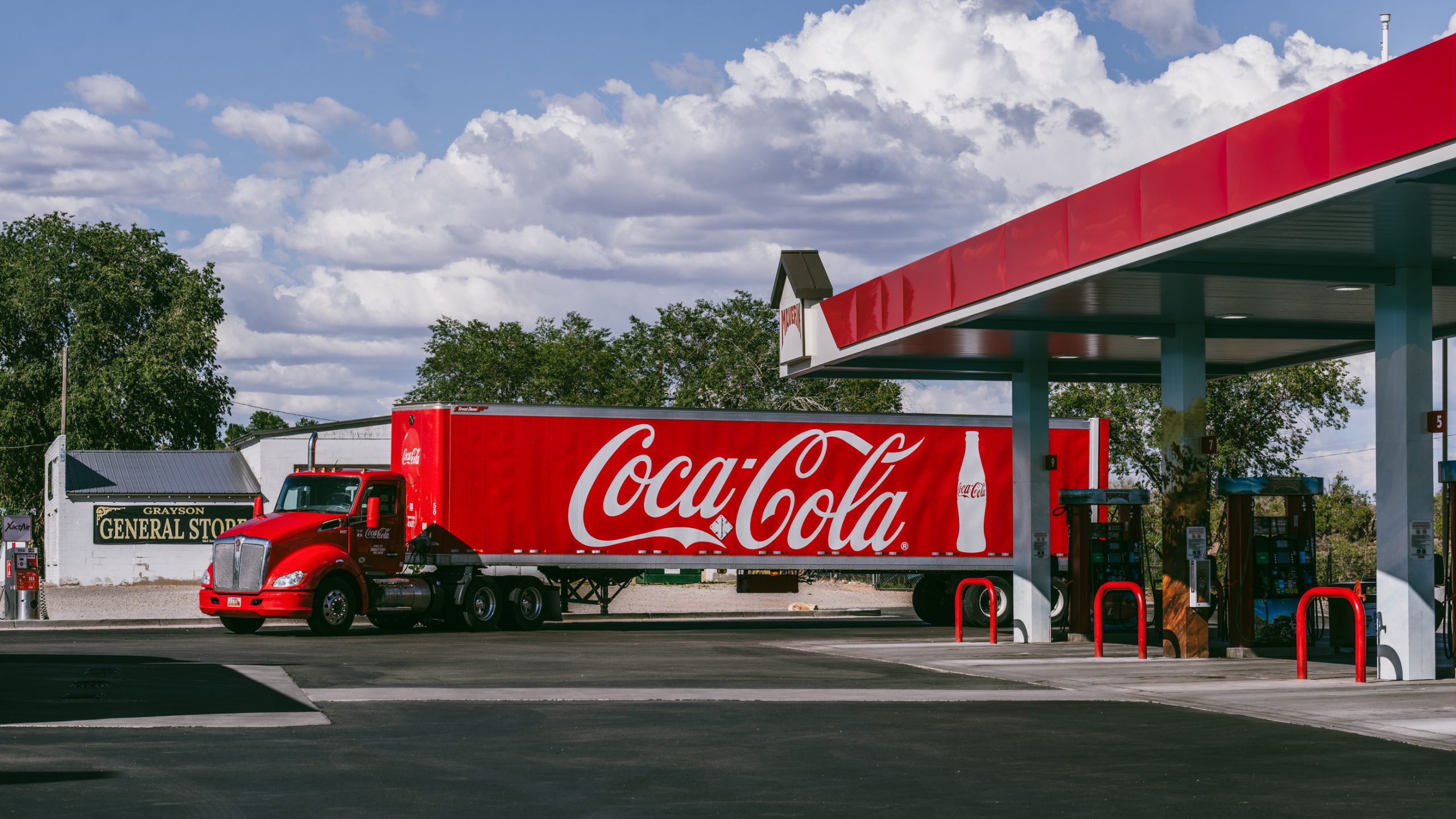 Semi-remorque Coca-Cola à la pompe