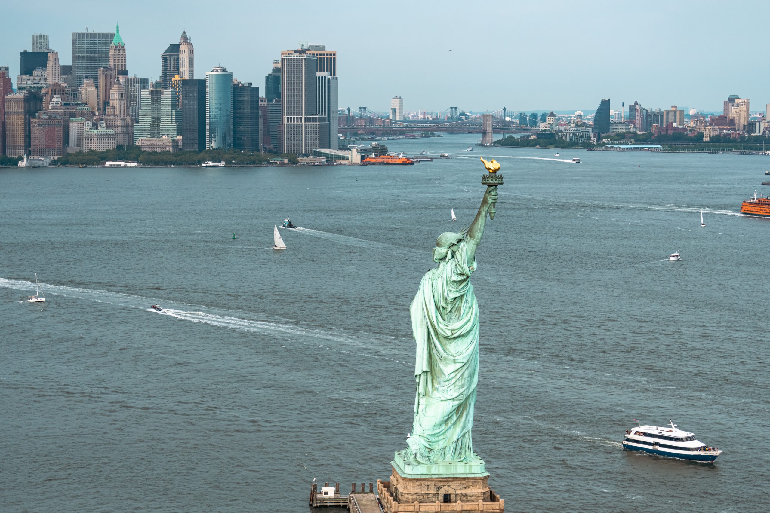 Statue de la Liberté devant Manhattan