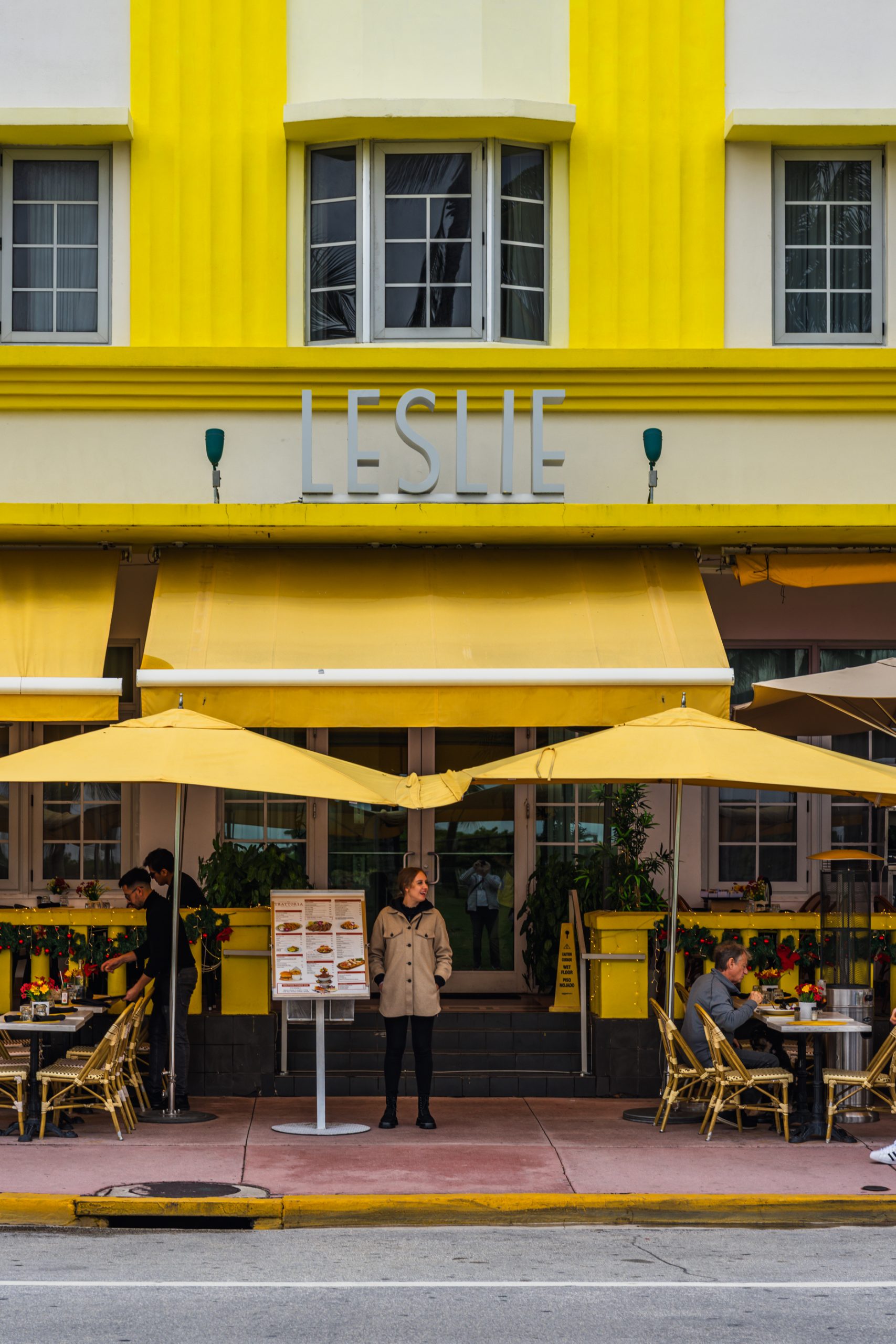 Terrasse jaune du Café Leslie