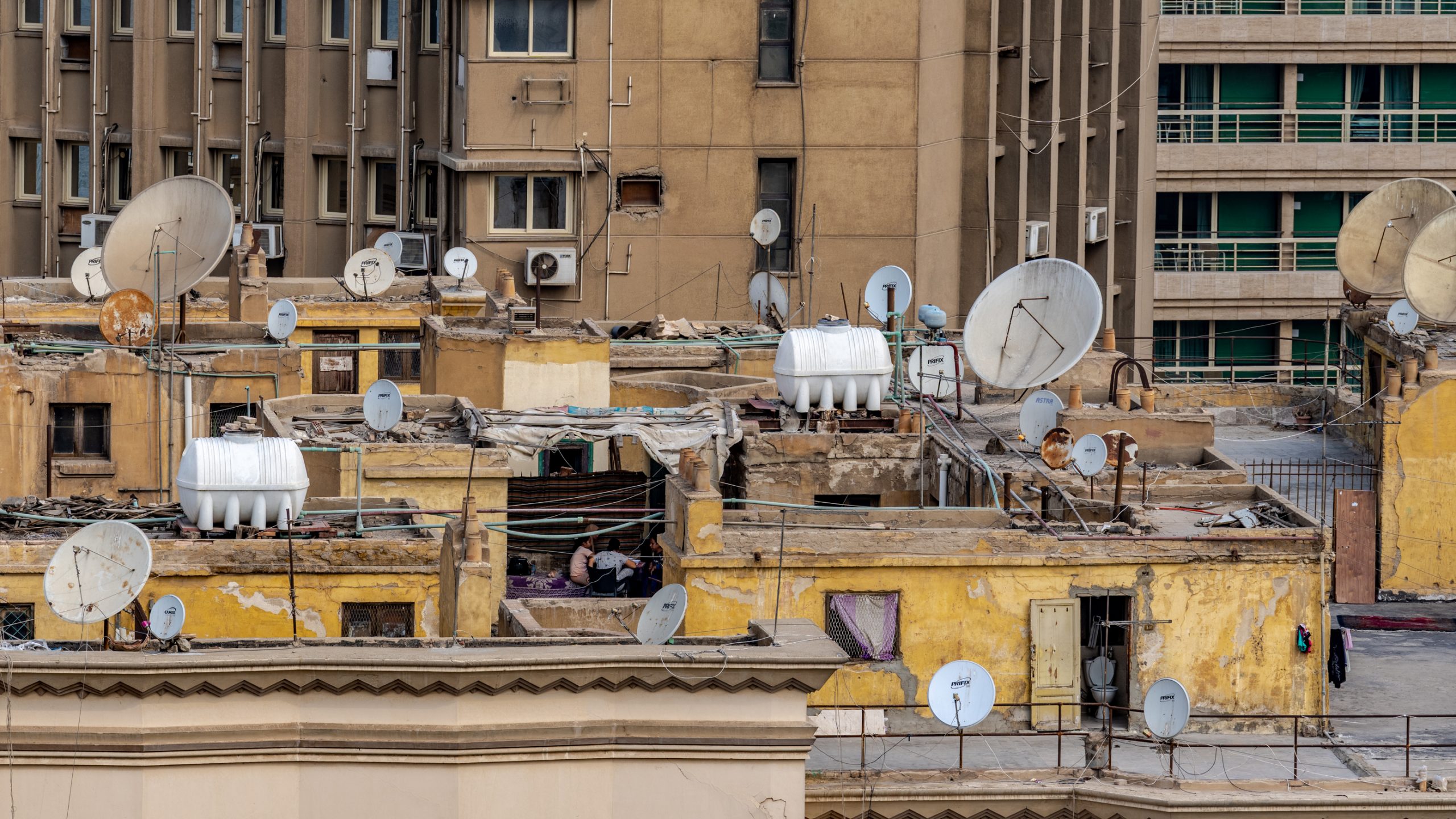 Toits Jaunes aux Antennes Paraboliques