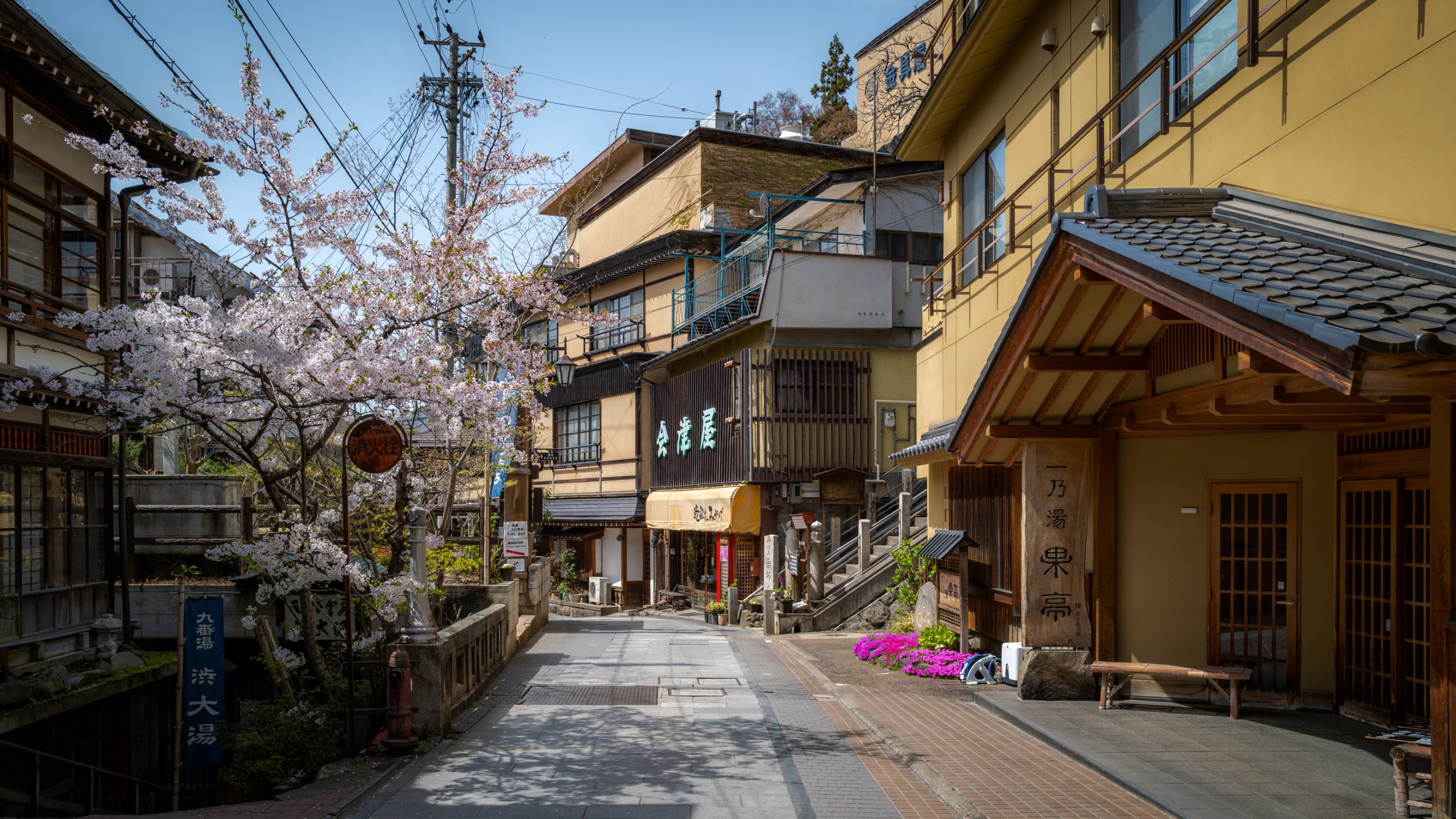 Allée fleurie de Ginzan Onsen