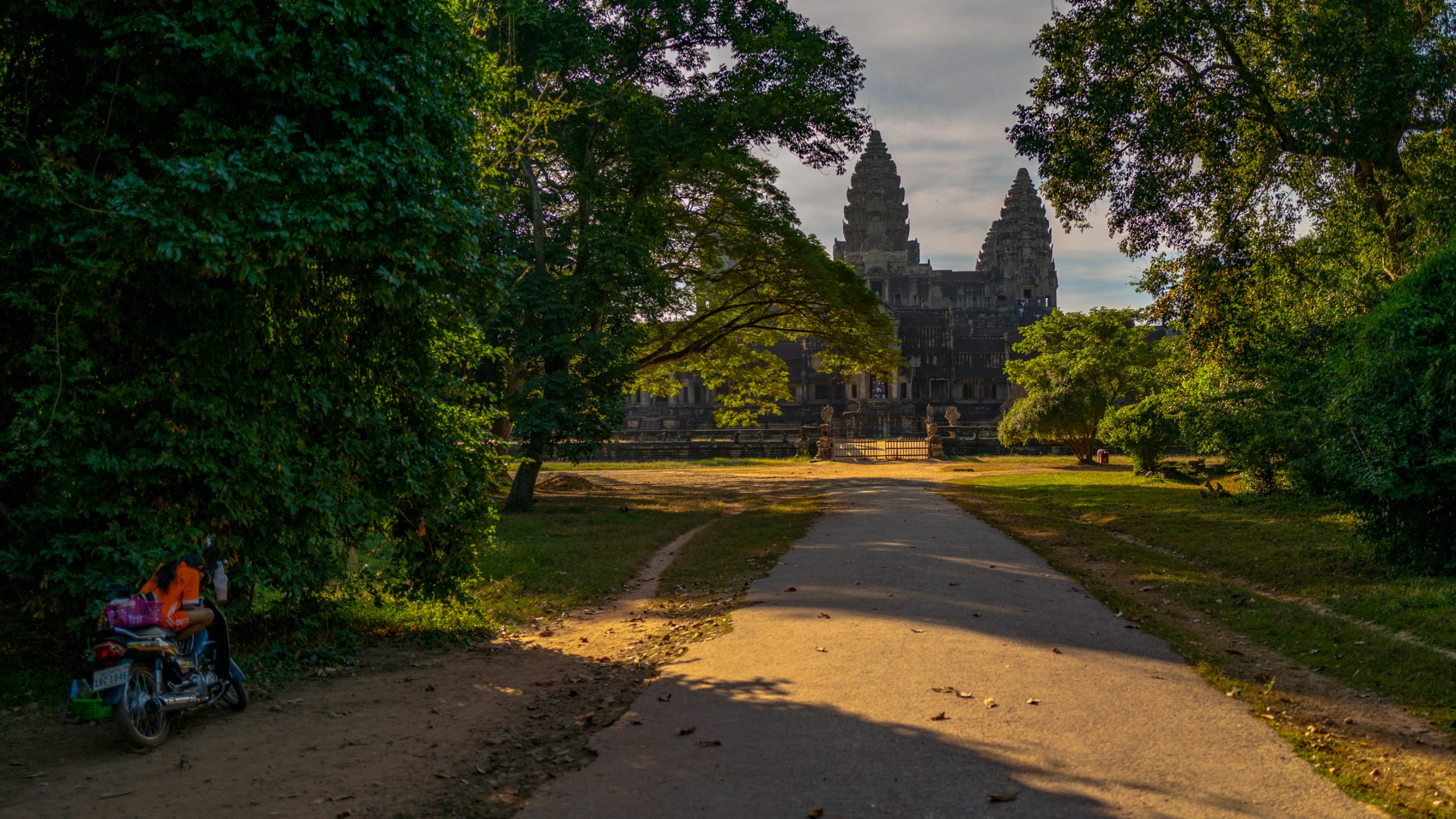 Allée ombragée vers Angkor Wat
