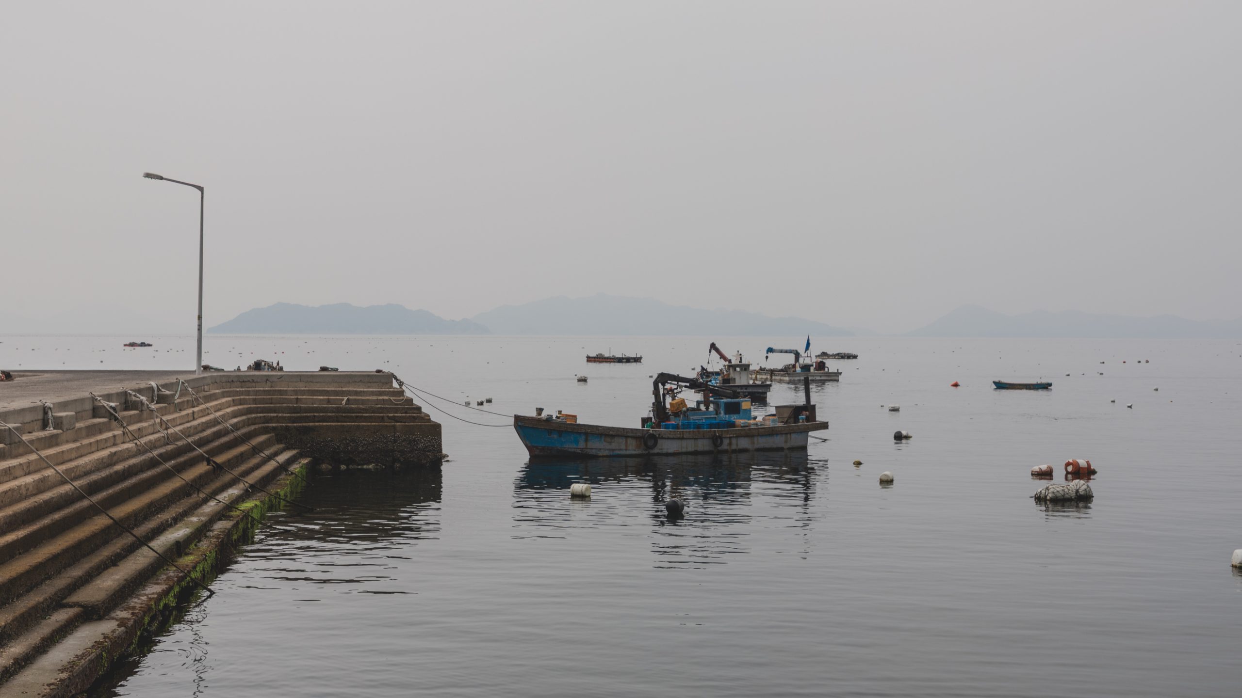 Barque de pêche amarrée