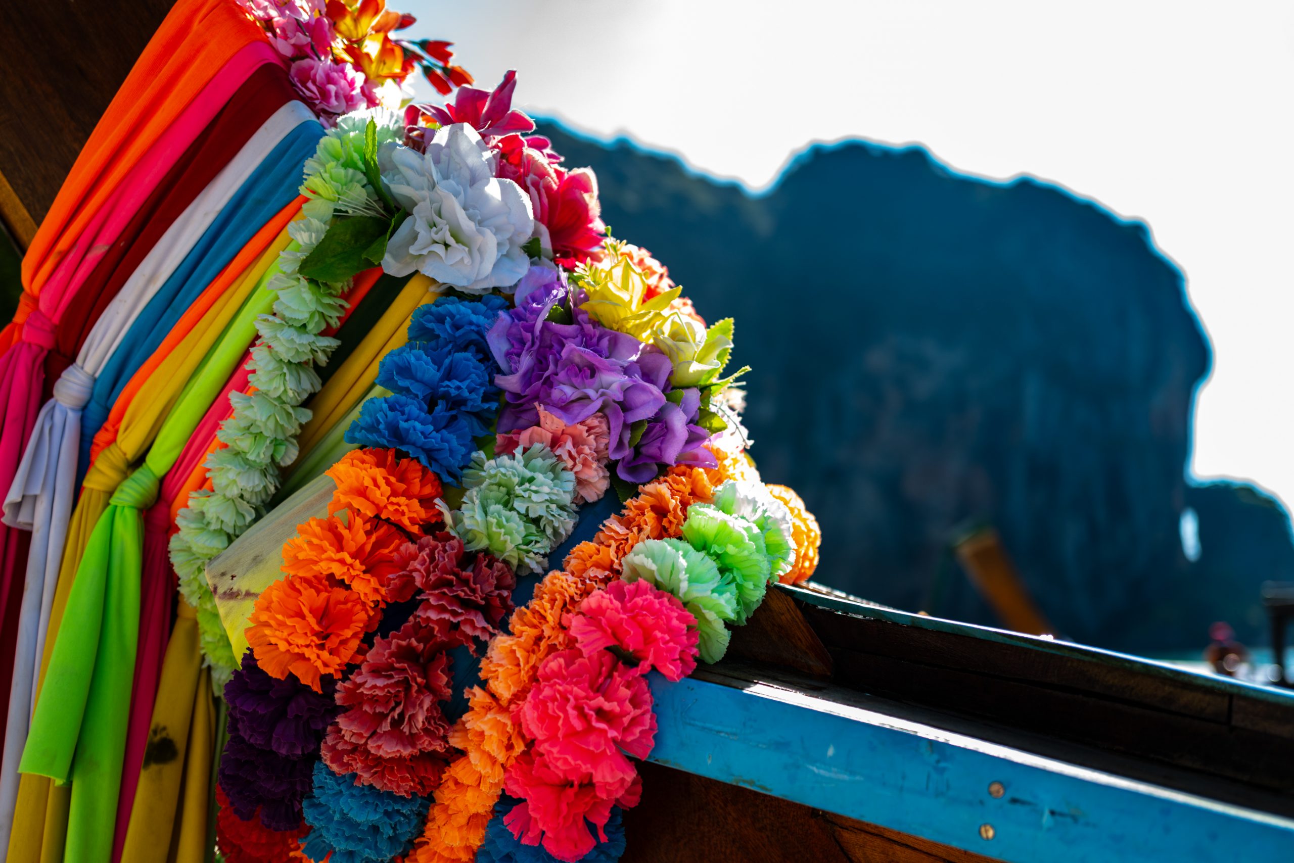 Bateau Thaïlandais Aux Guirlandes Florales Colorées
