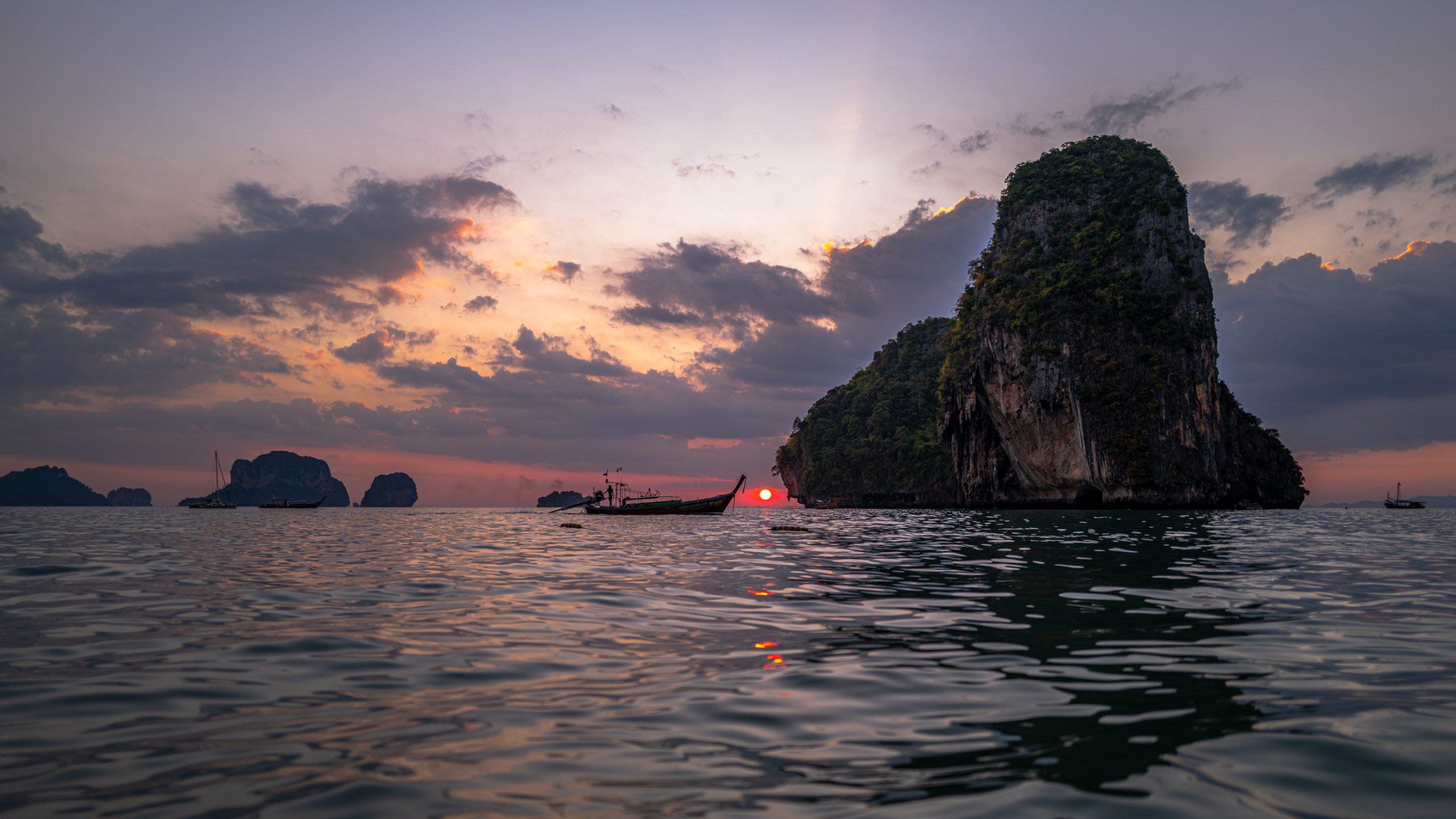Bateau à longue queue au crépuscule