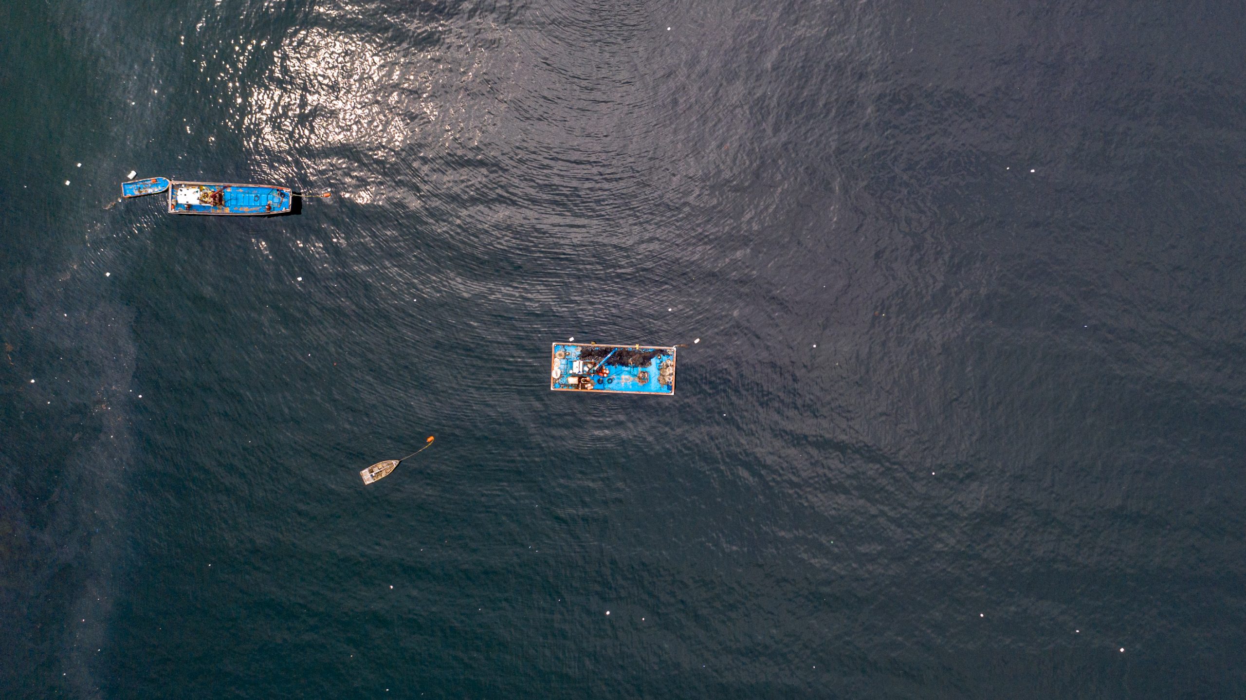Bateaux de pêche bleus en mer
