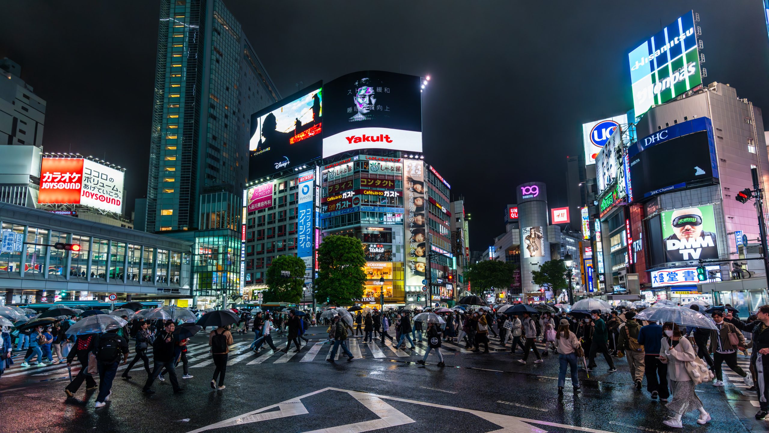 Carrefour de Shibuya sous la pluie