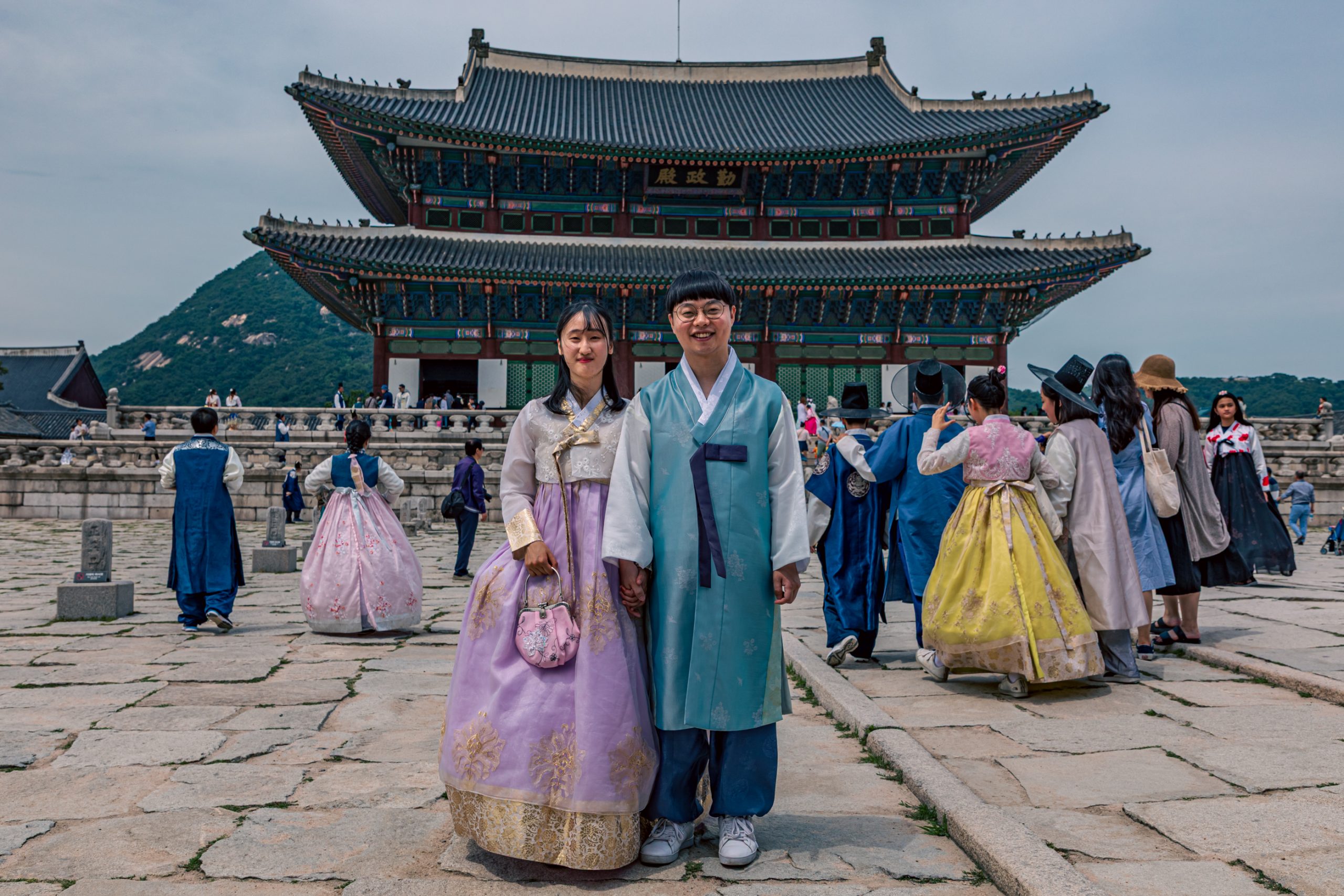 Couple en hanbok devant Gyeongbokgung