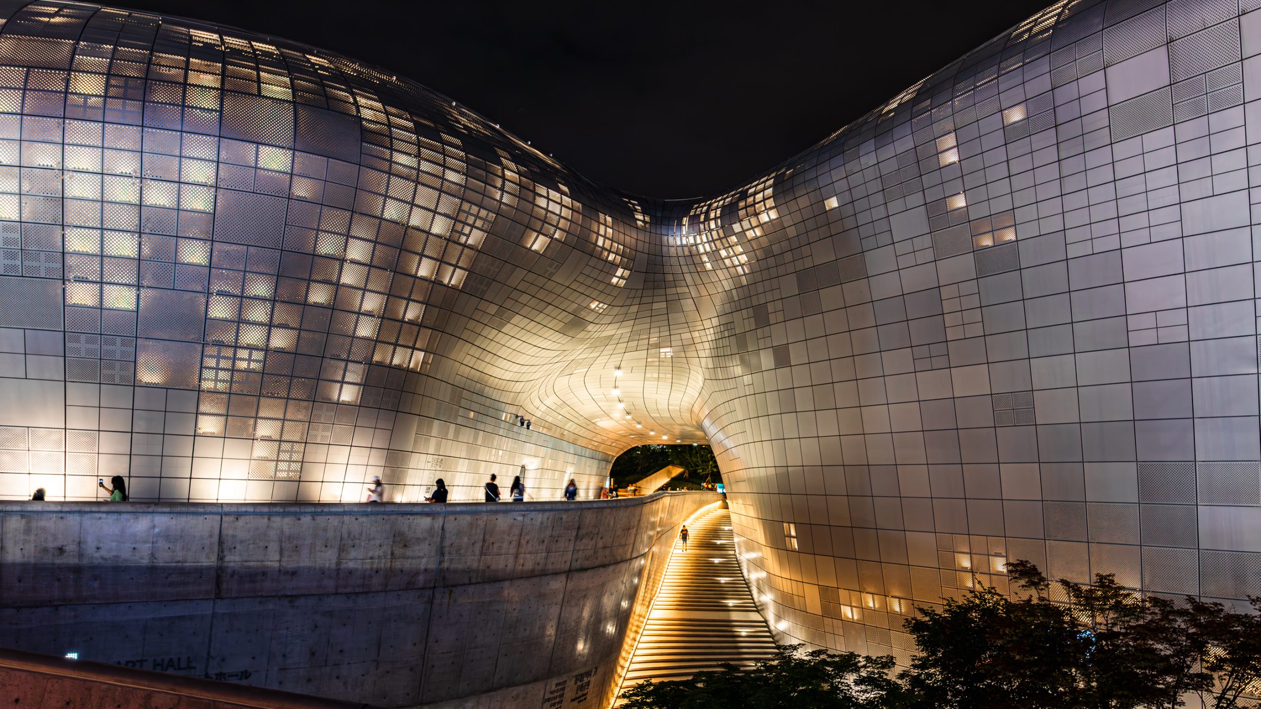 Courbures métalliques du Dongdaemun Design Plaza