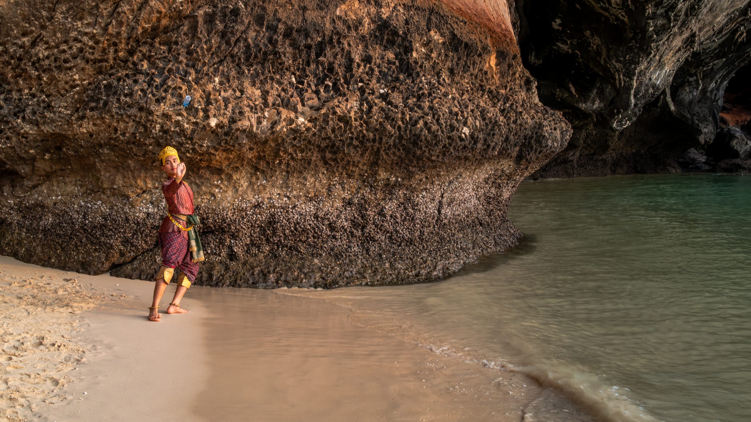 Danseuse thaïlandaise dans grotte