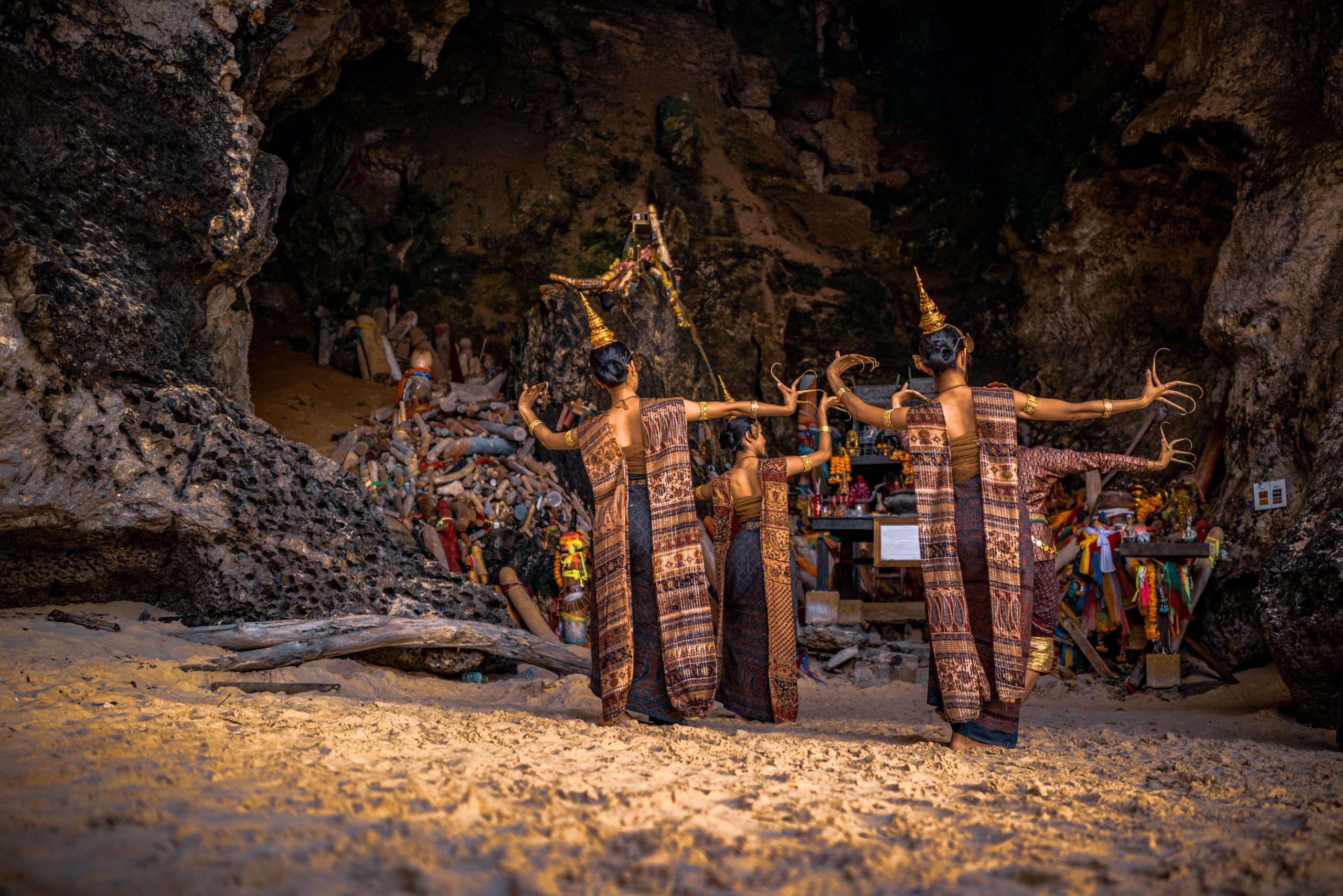Danseuses dans la grotte Phra Nang