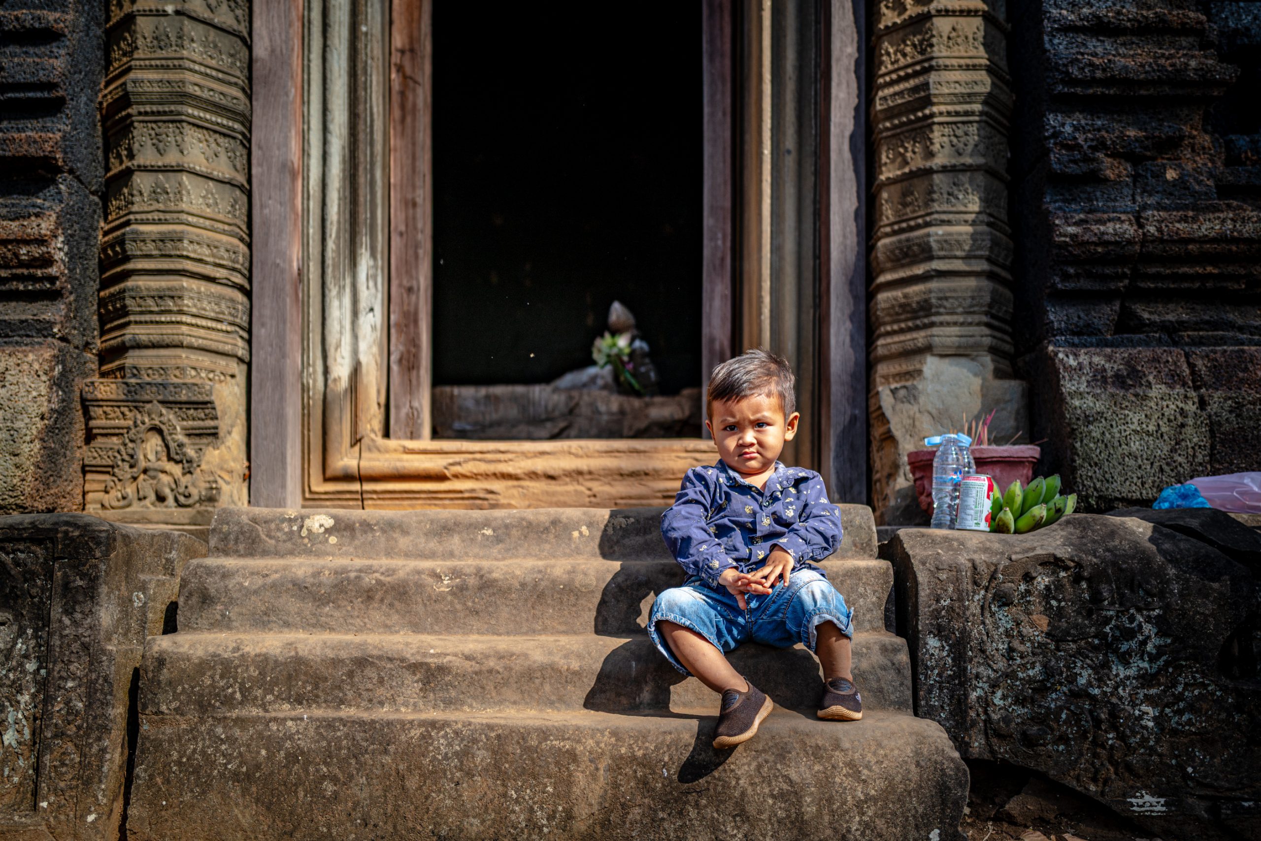 Enfant cambodgien sur marches d un Temple