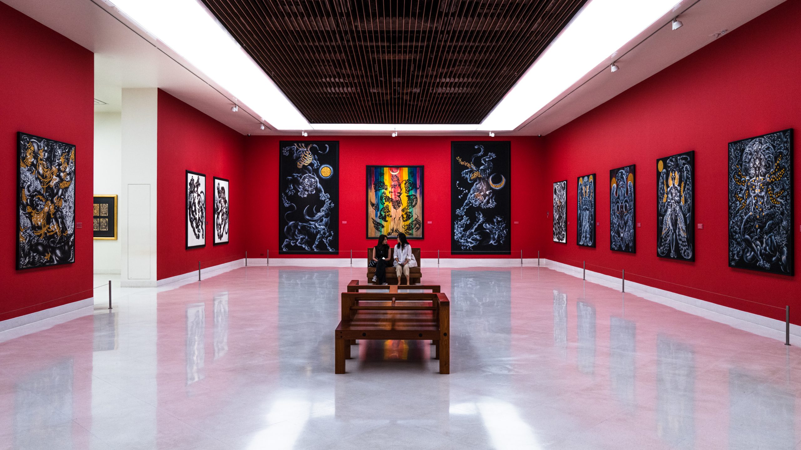 Galerie d'art aux murs rouges