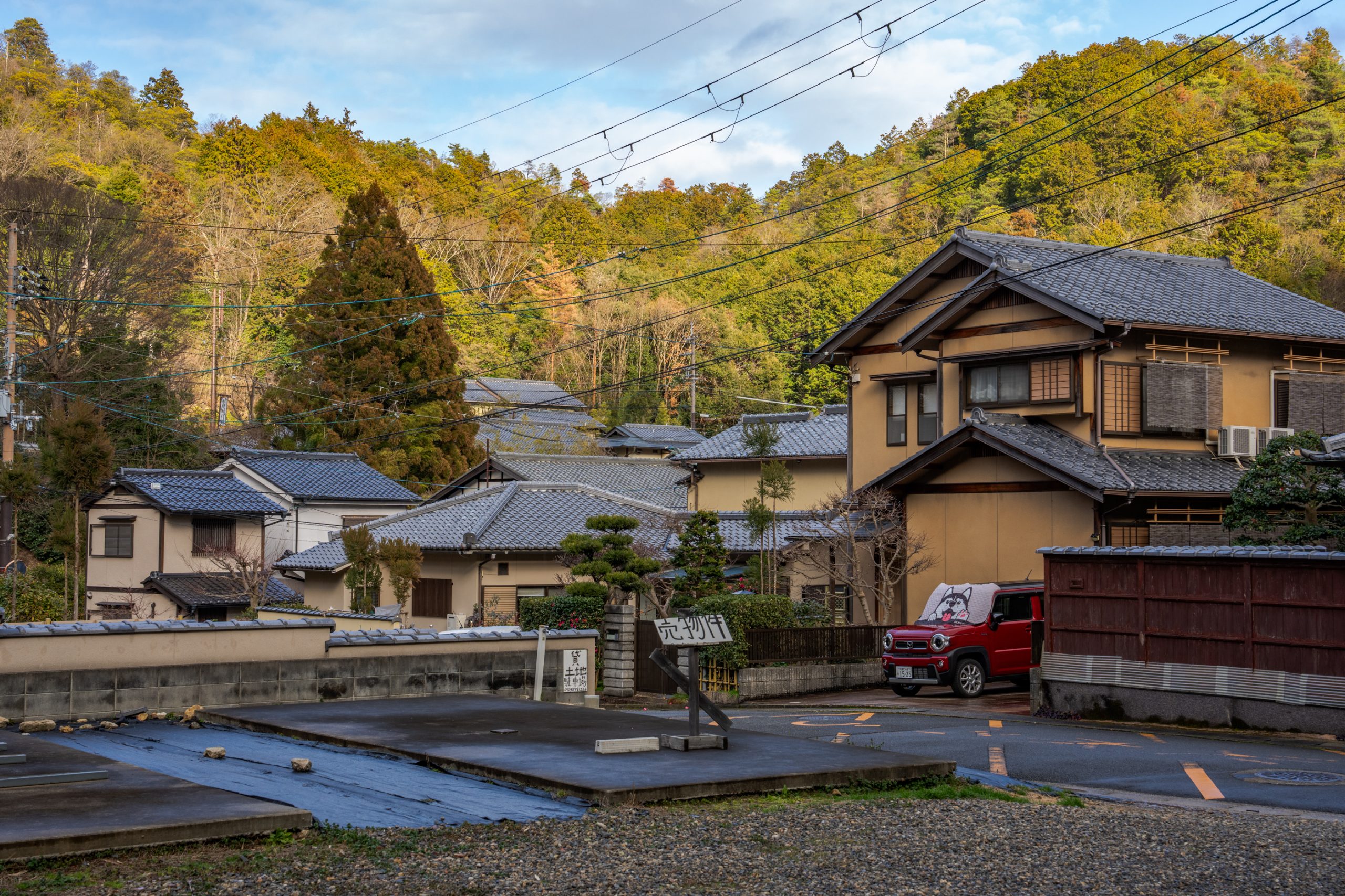 Hameau japonais aux toits tuilés