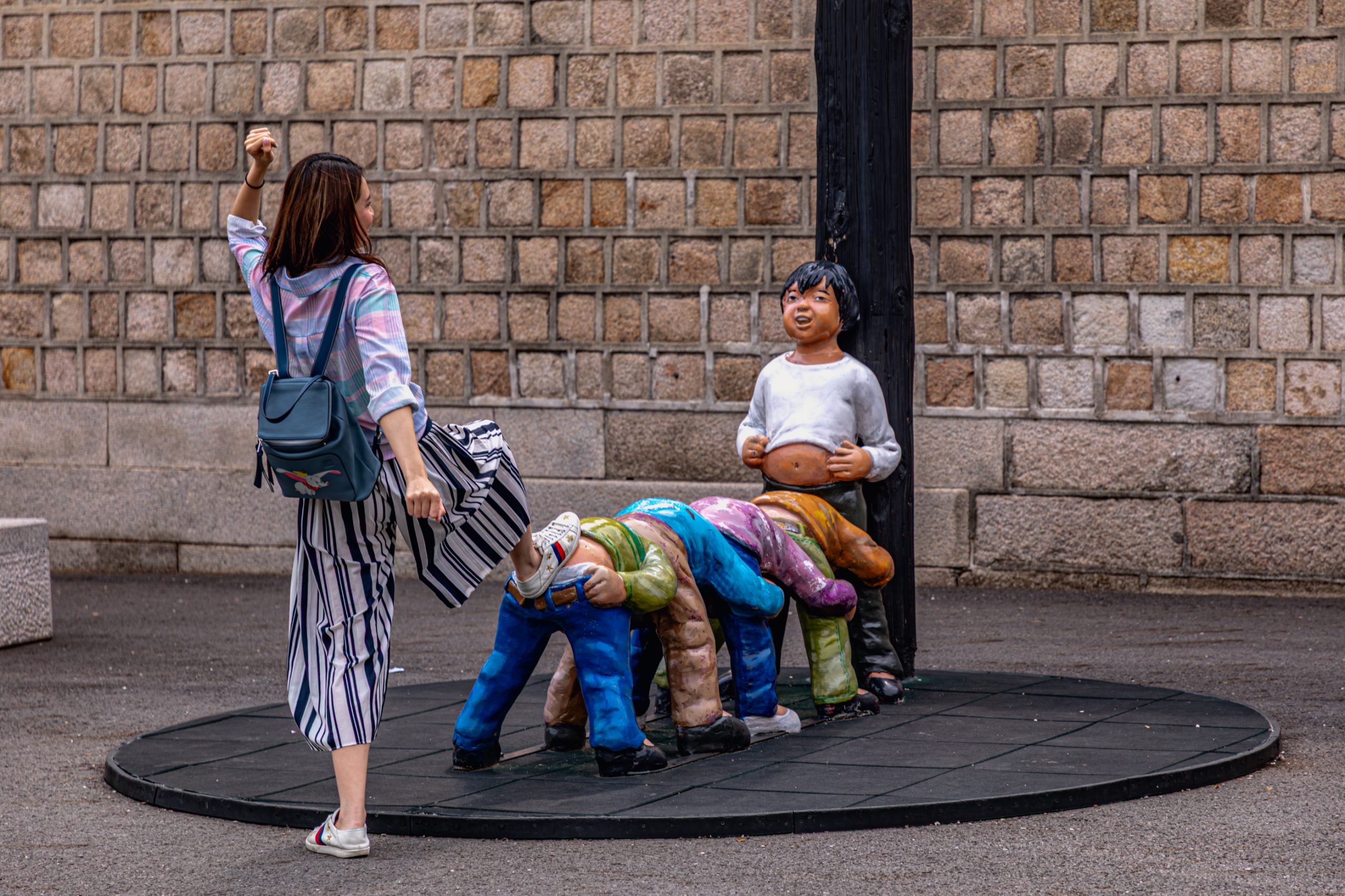 Installation sculpturale d’enfants rampants