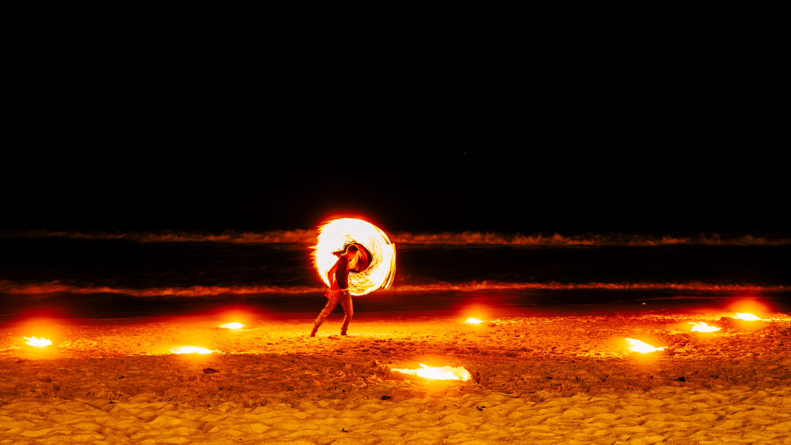 Jongleur de Feu sur la Plage