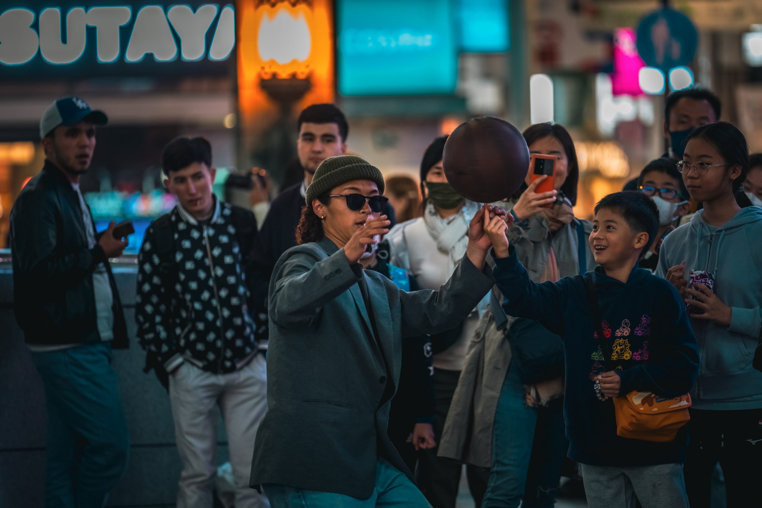 Jongleur de basket à Shibuya