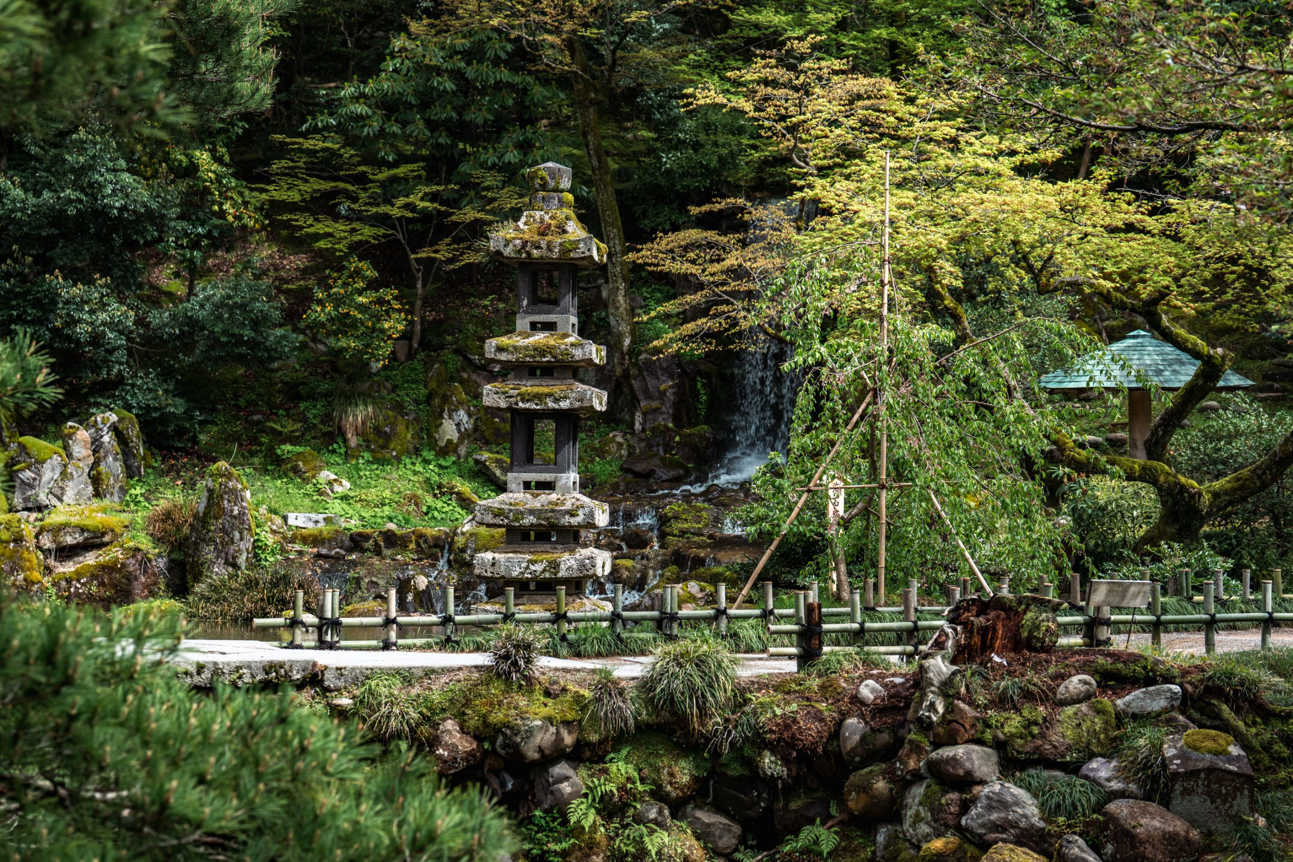 Lanterne en pierre du jardin japonais