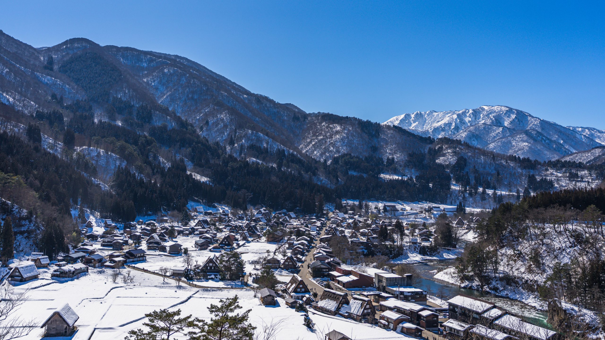 Le Village de Shirakawa-go enneigé