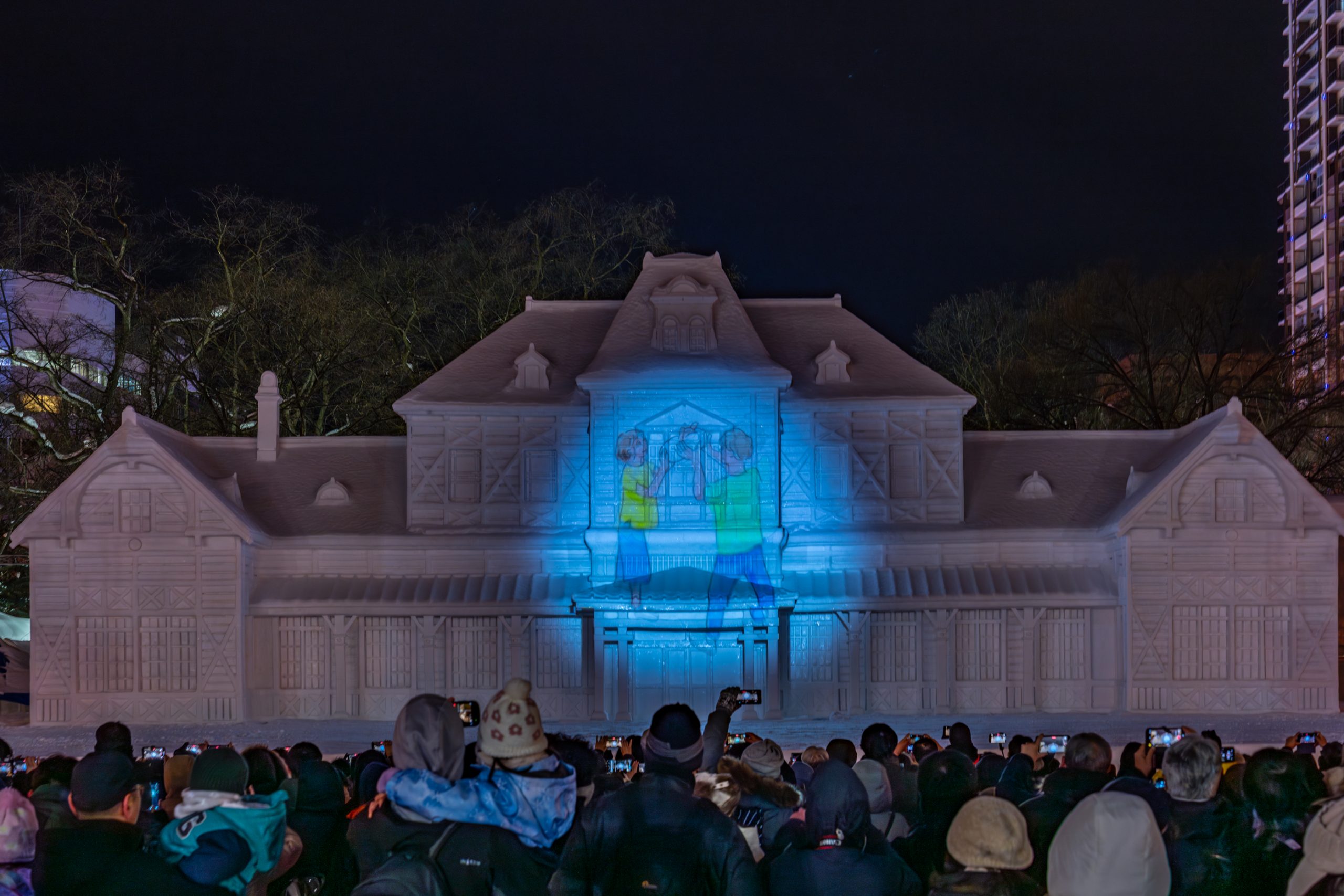 Maison à colombages en neige illuminée