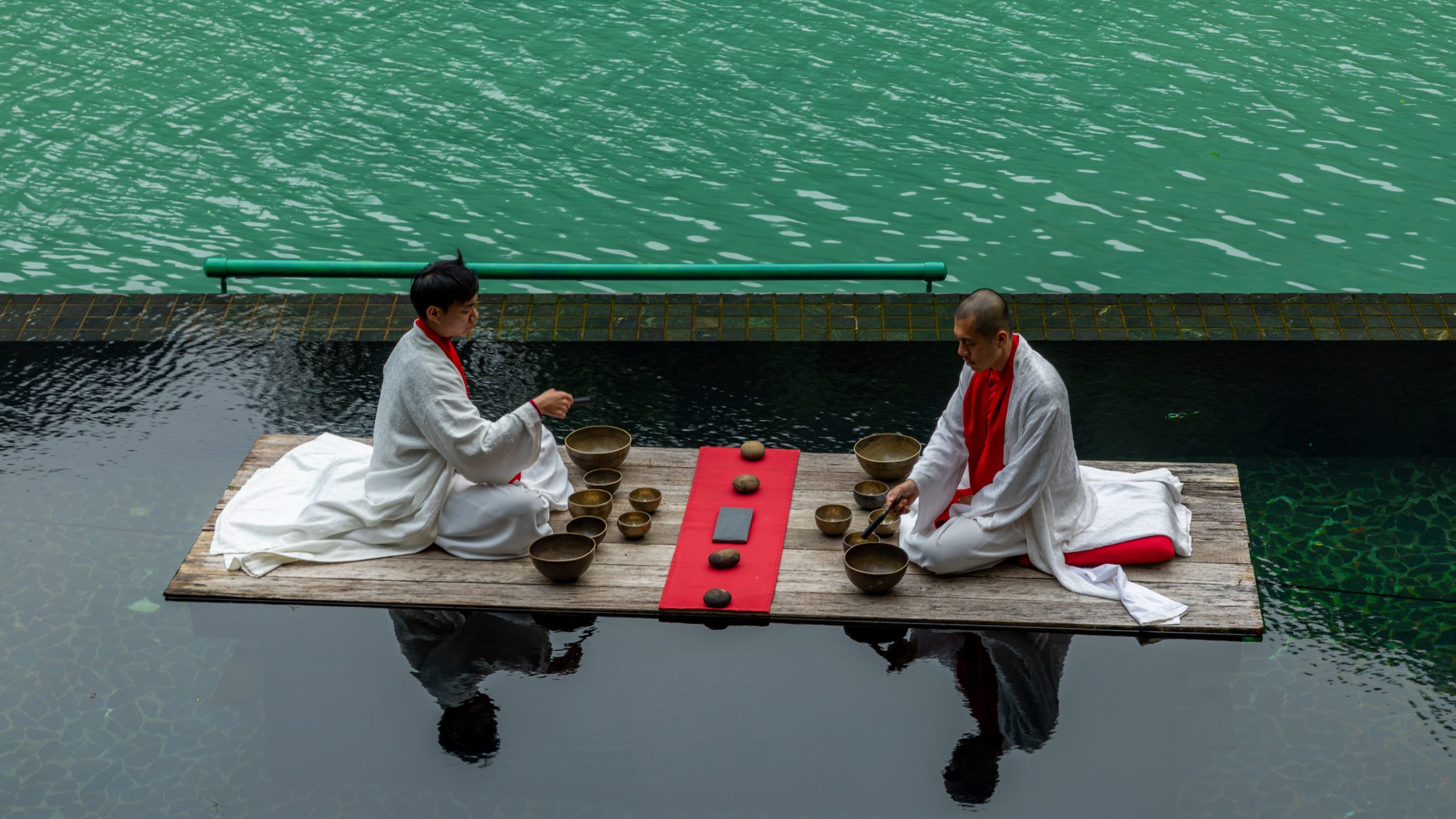 Moines Tibétains Jouant Bols Chantants