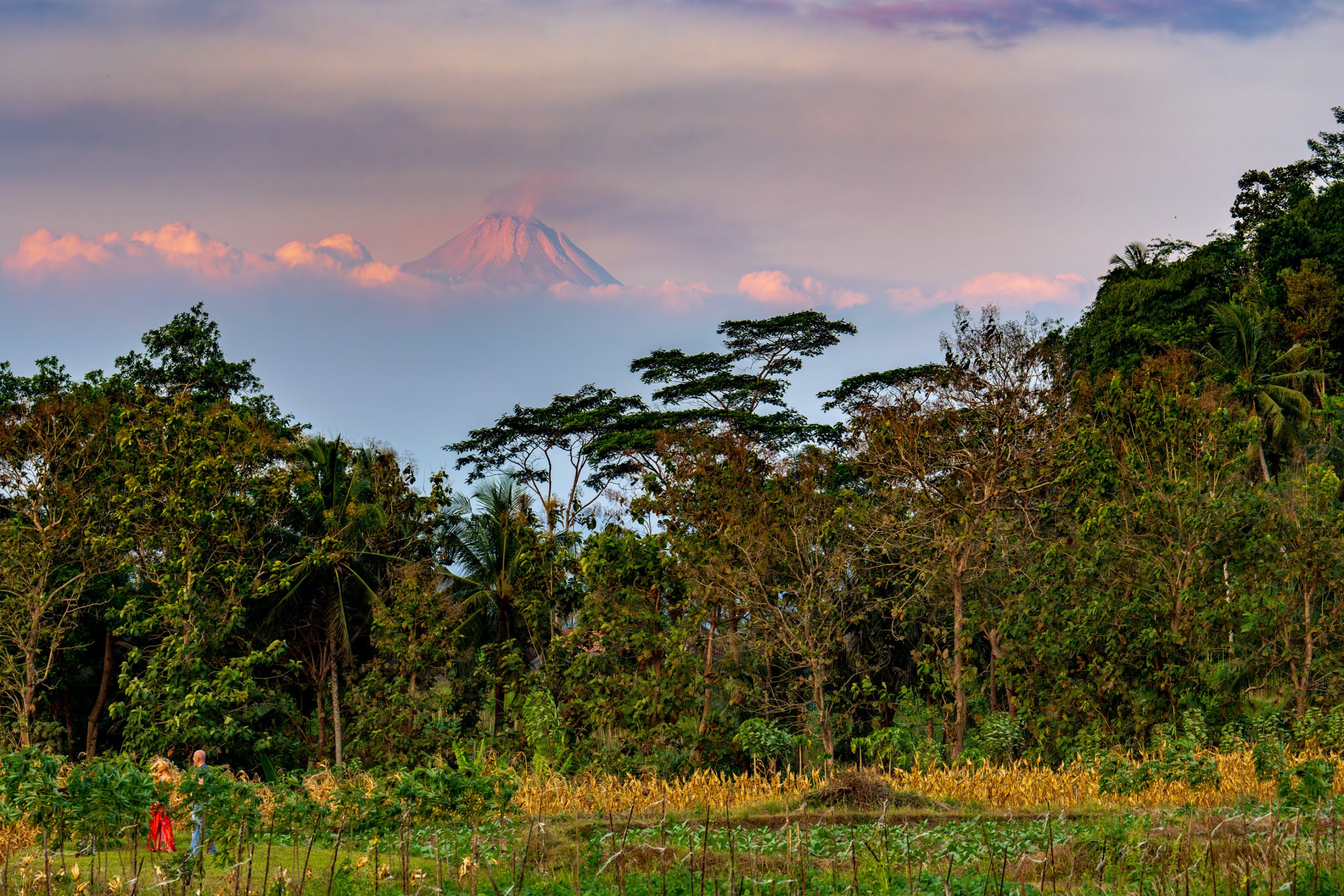 Mont Agung Émergeant des Nuages