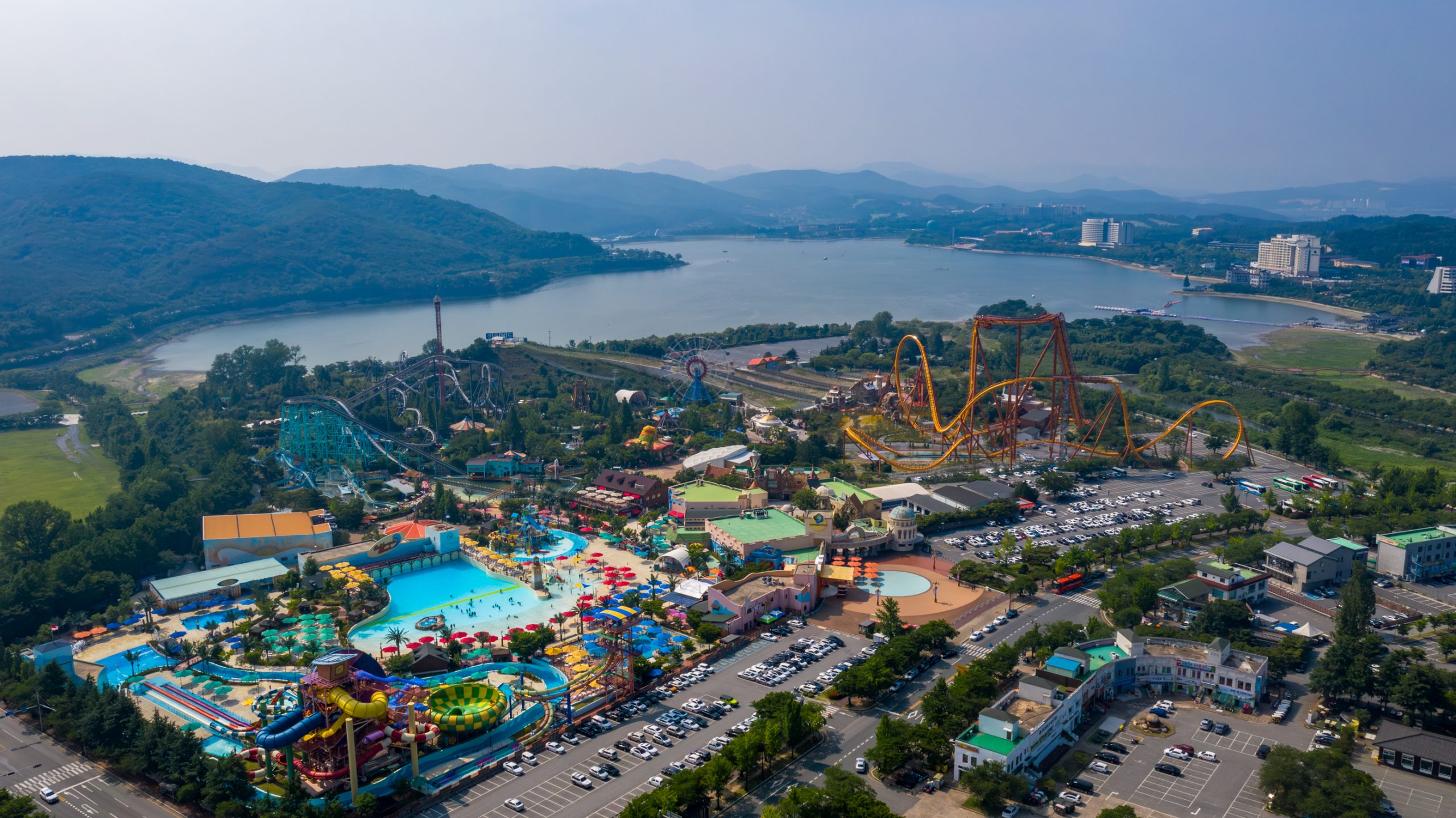 Parc d'Attractions au Bord du Lac