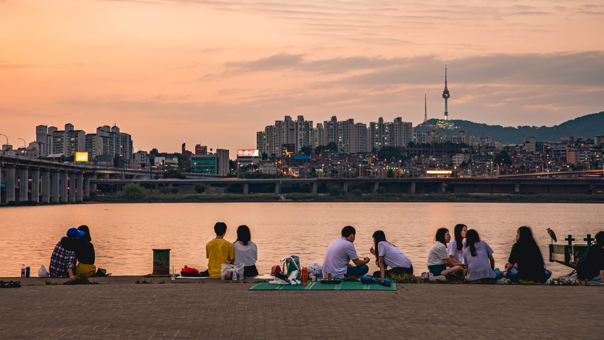 Pique-nique crépusculaire sur la rivière Han