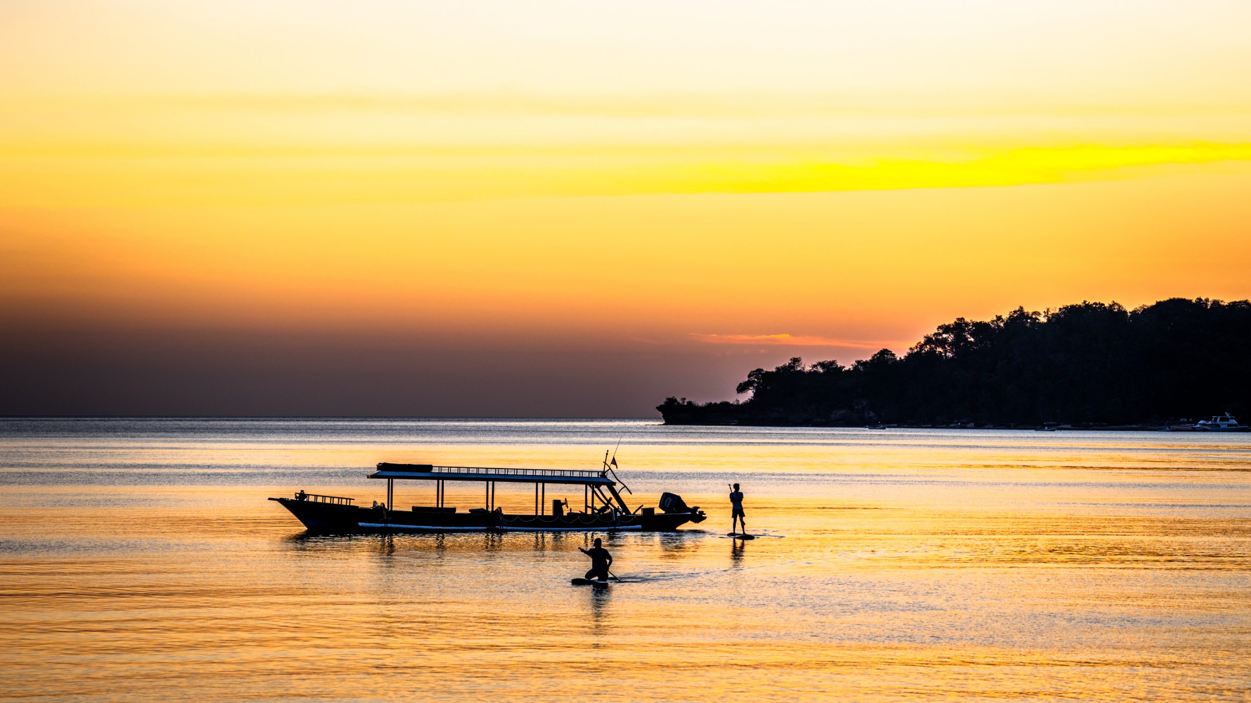 Pirogue et stand-up paddle en mer