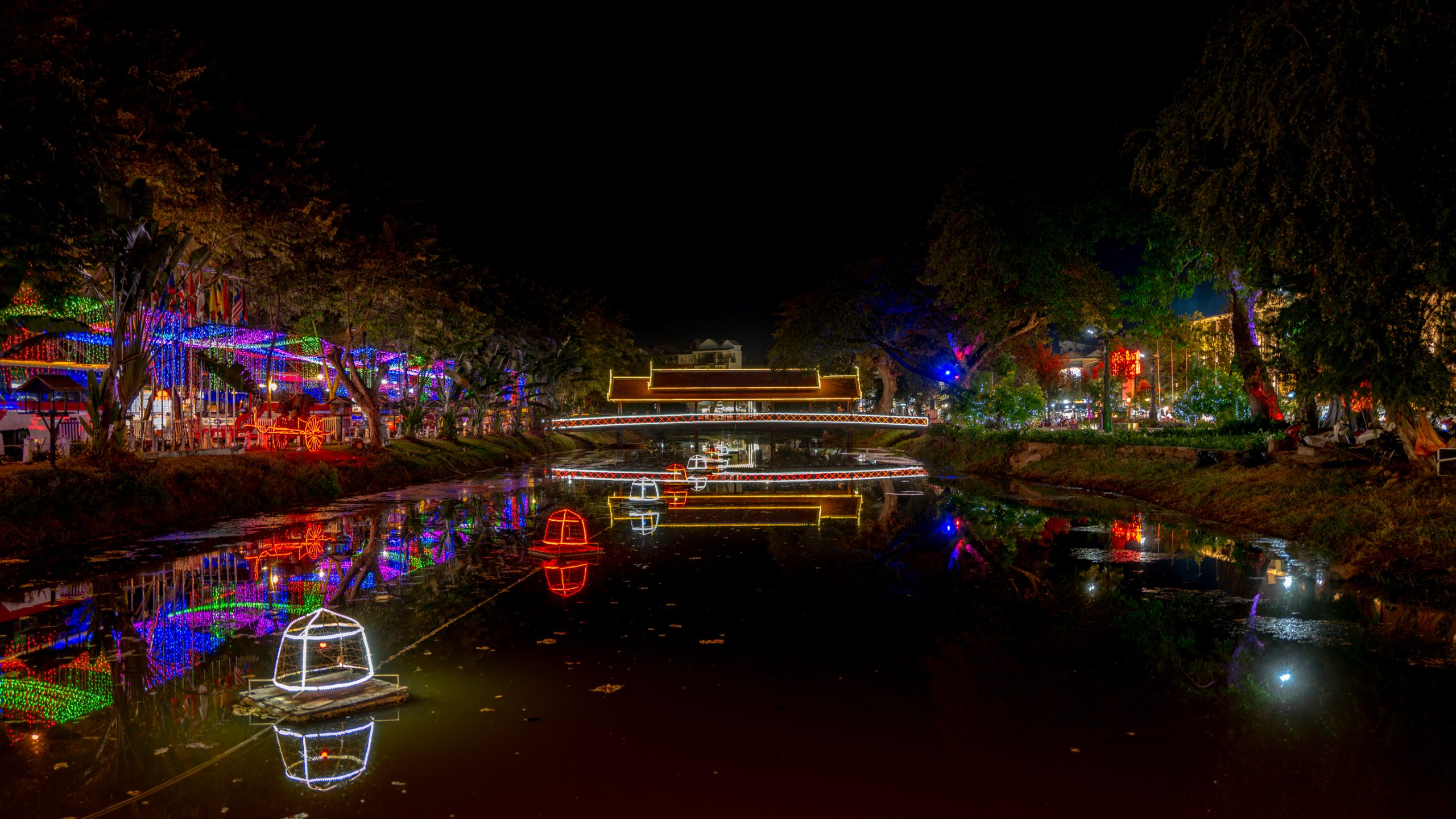 Pont couvert illuminé sur canal