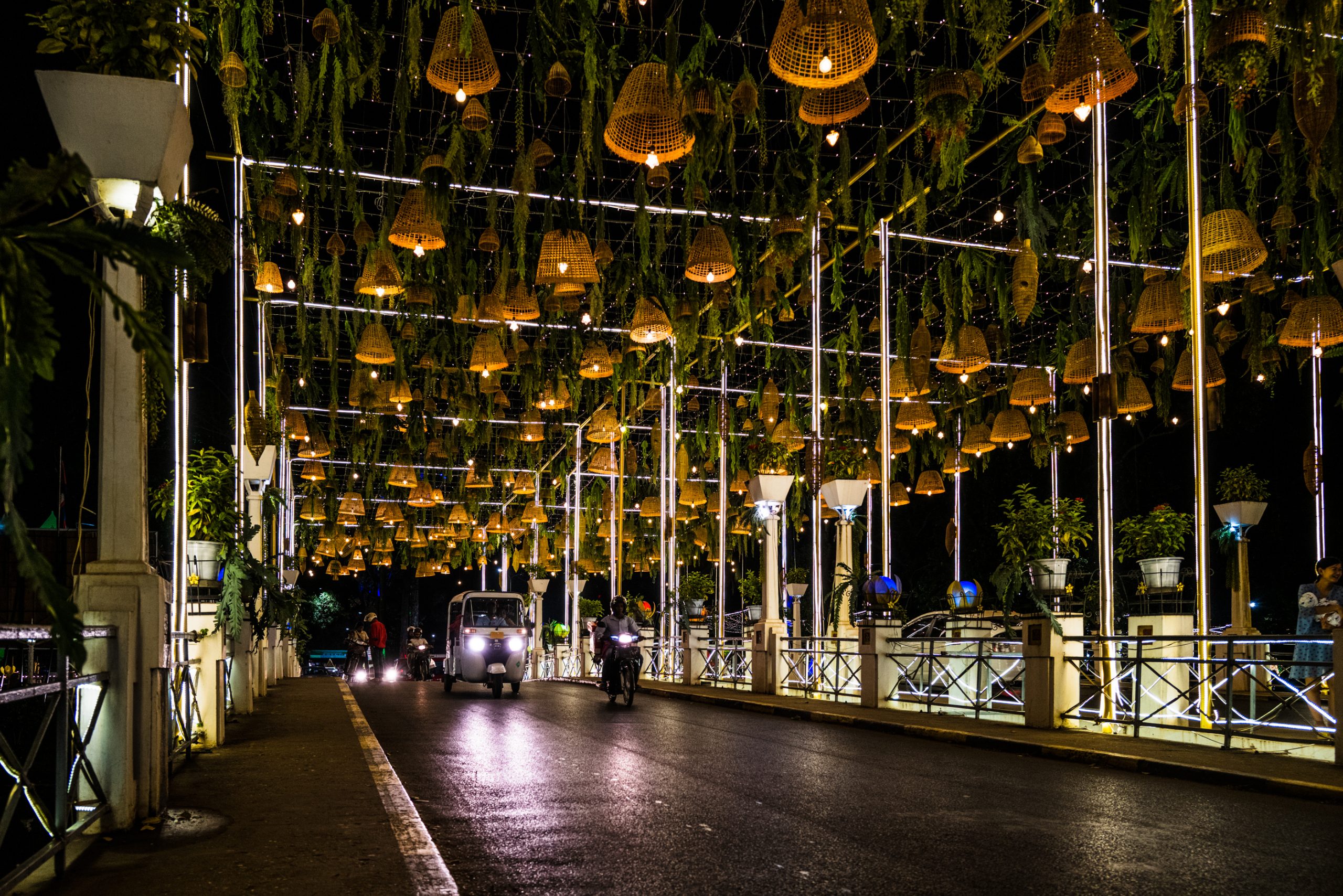 Pont éclairé de paniers tressés
