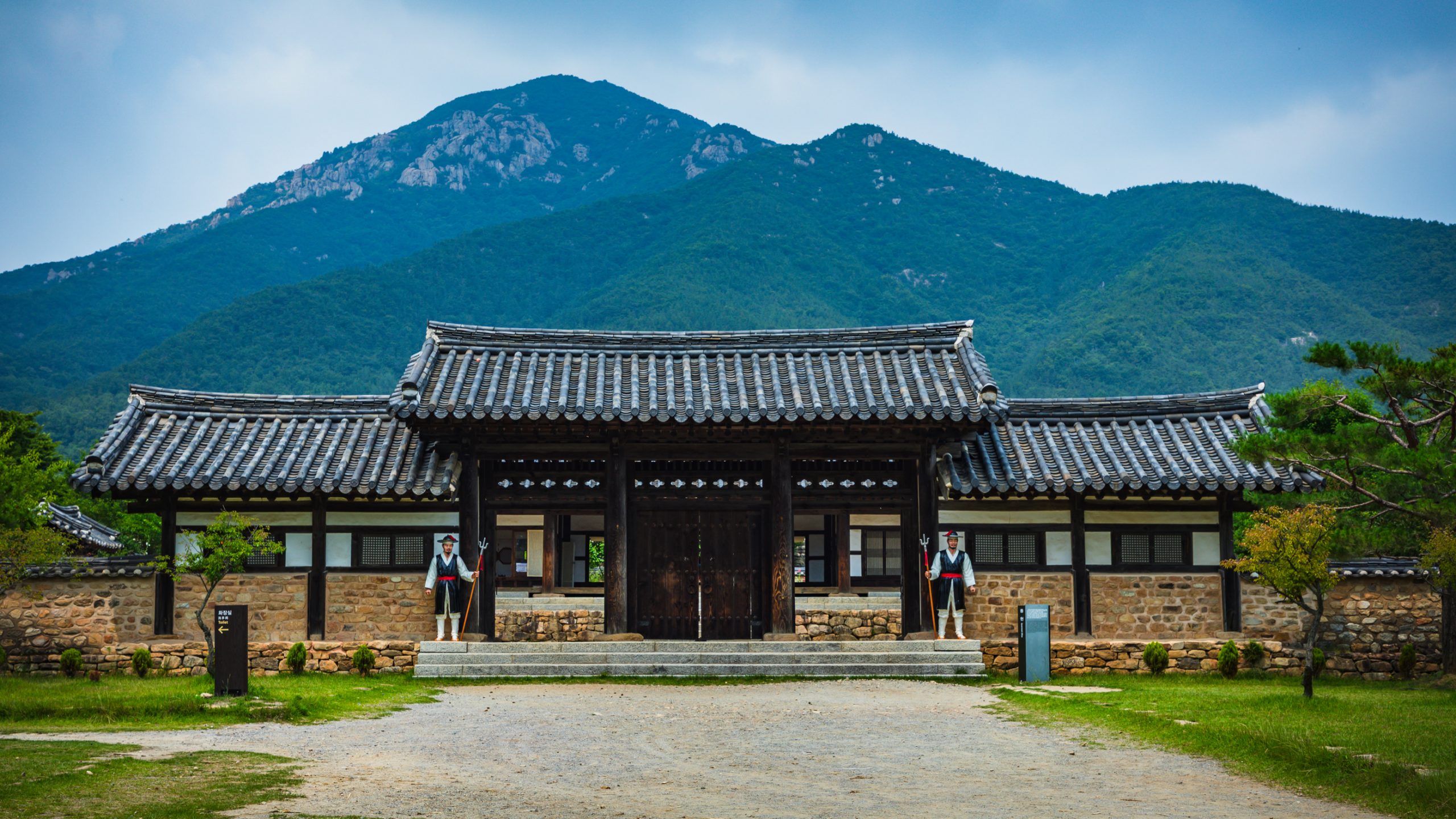Portail hanok coréen gardé